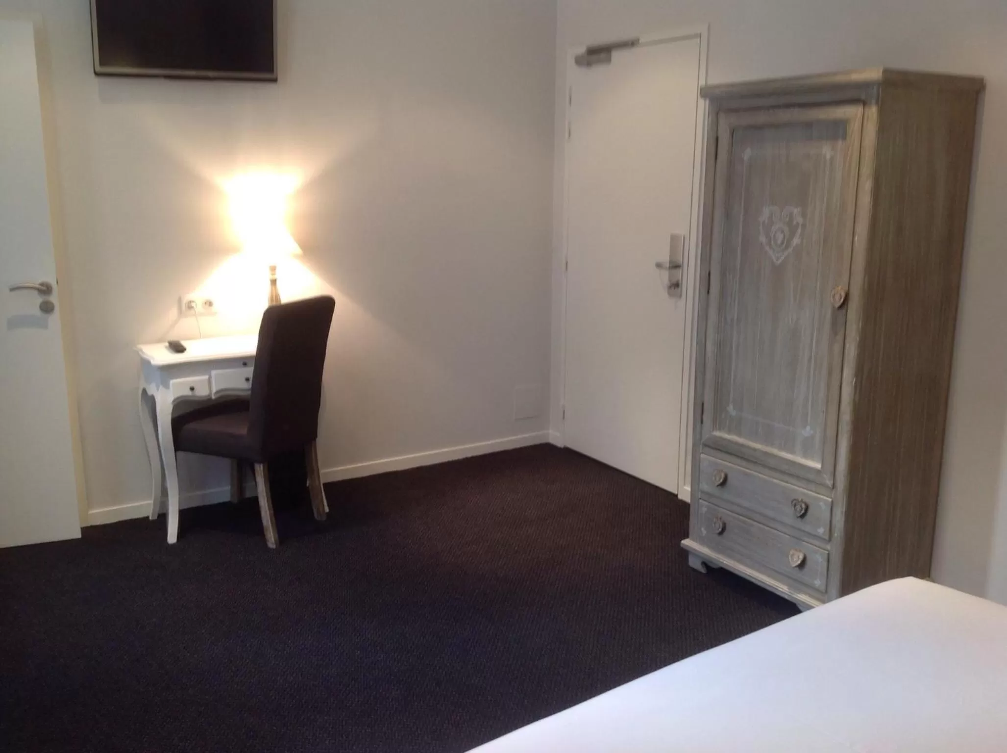 Seating area, Bed in Hôtel Central