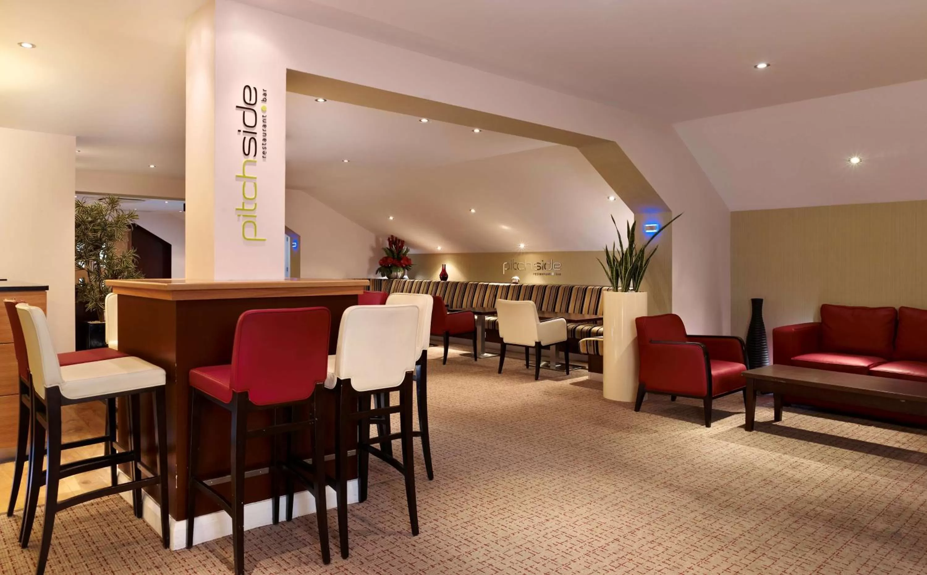 Lounge or bar in DoubleTree By Hilton Milton Keynes