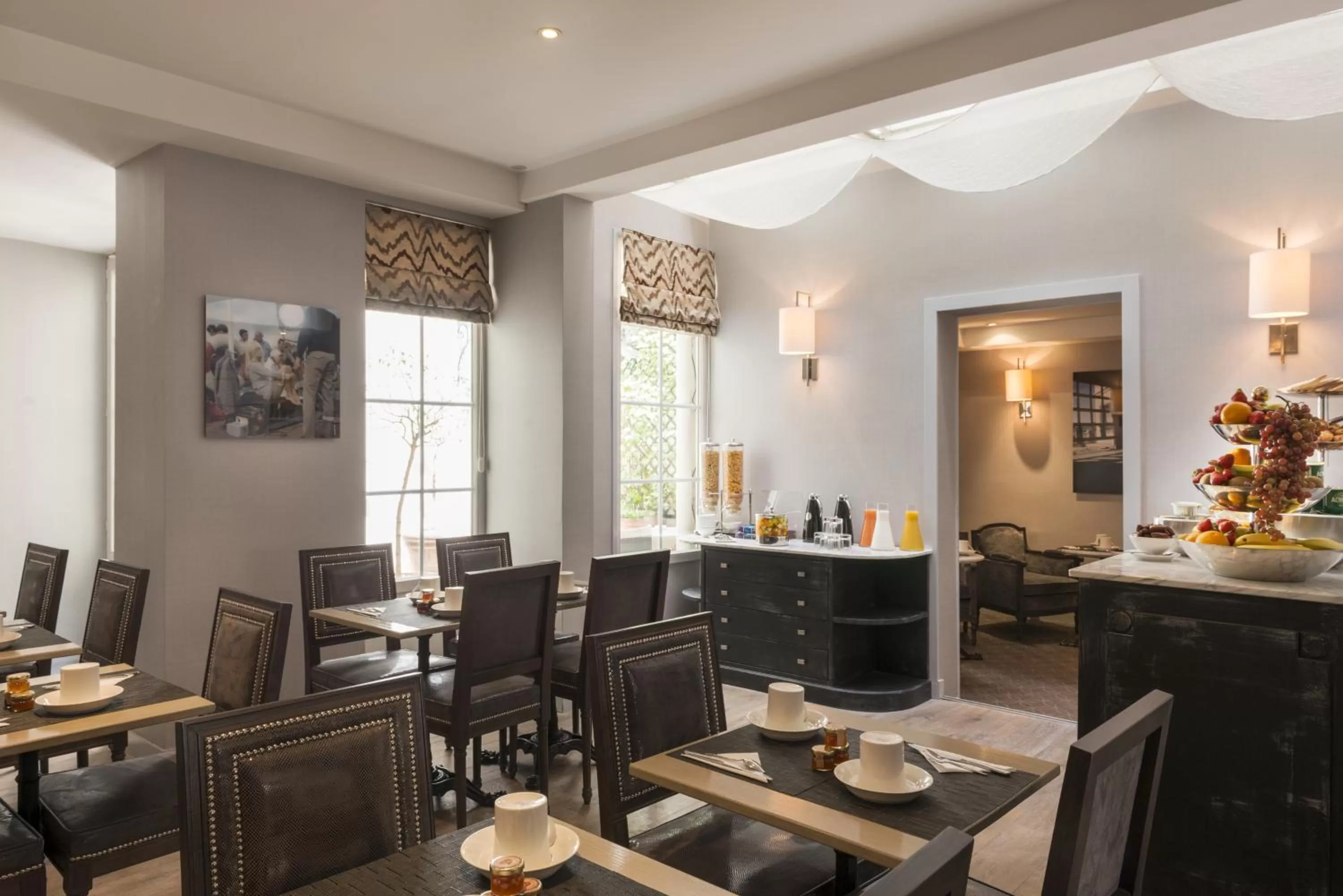 Buffet breakfast in Acacias Etoile