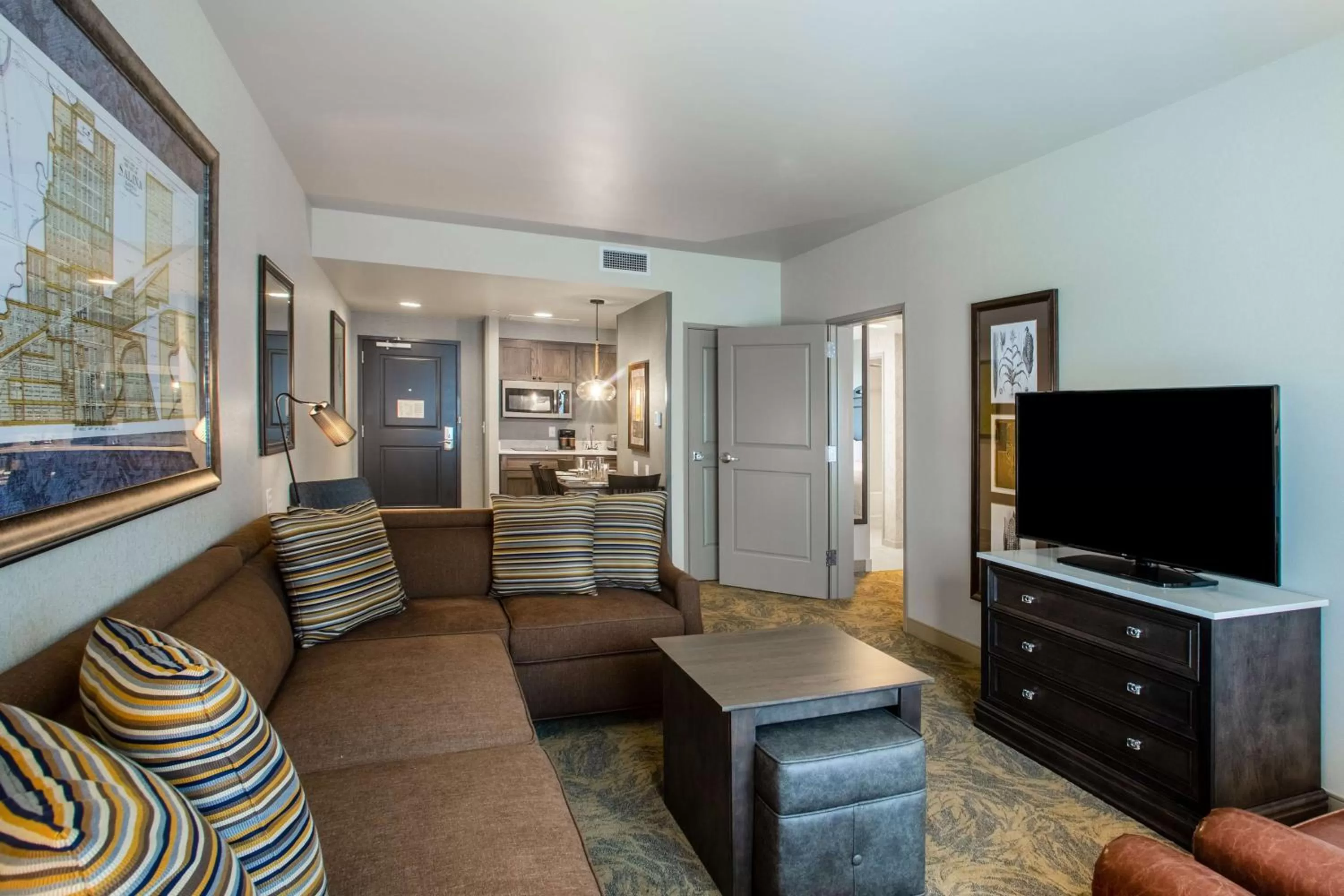 Living room in Homewood Suites By Hilton Salina/Downtown, Ks