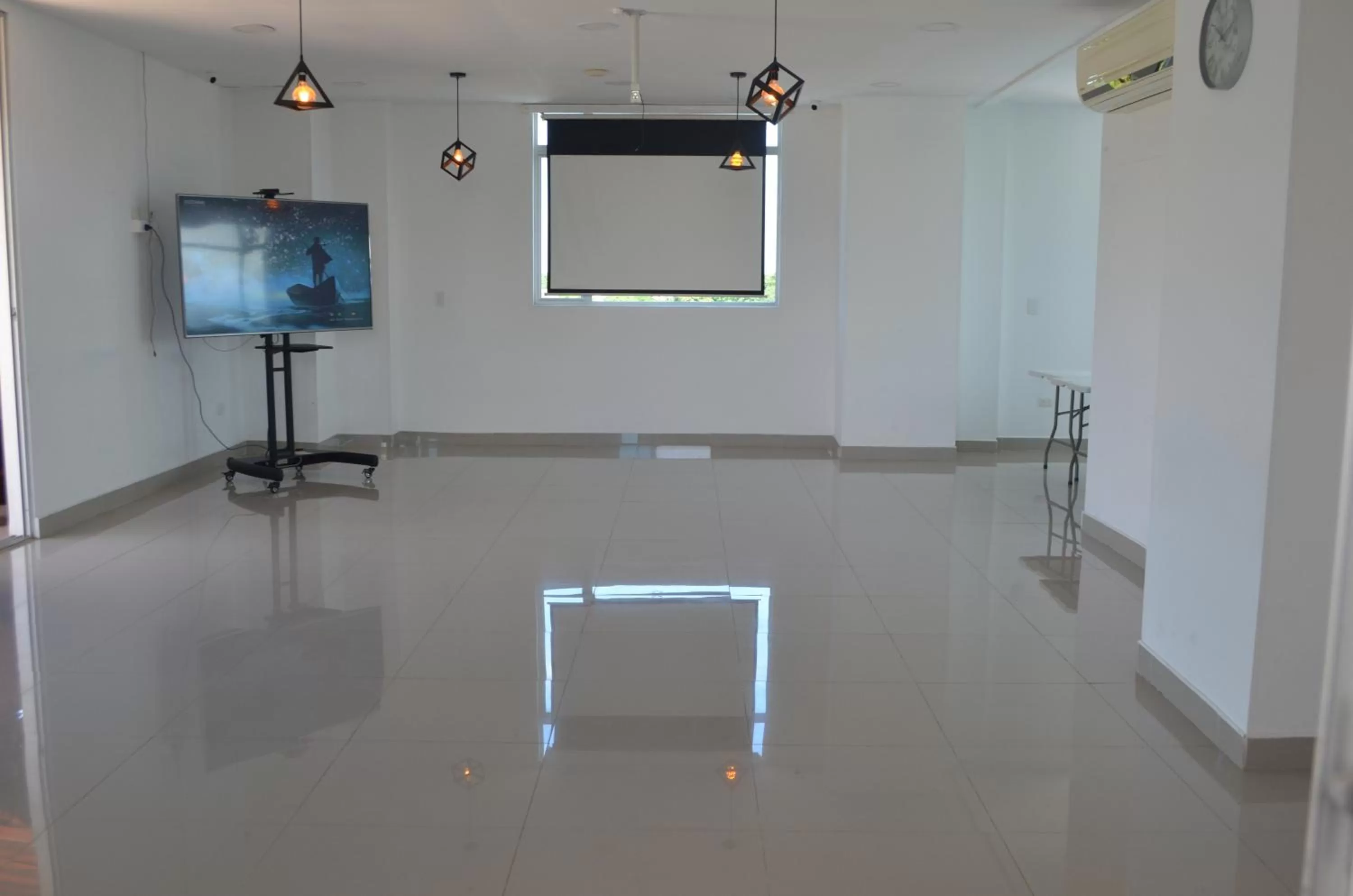 TV and multimedia in Hotel Ucla Center