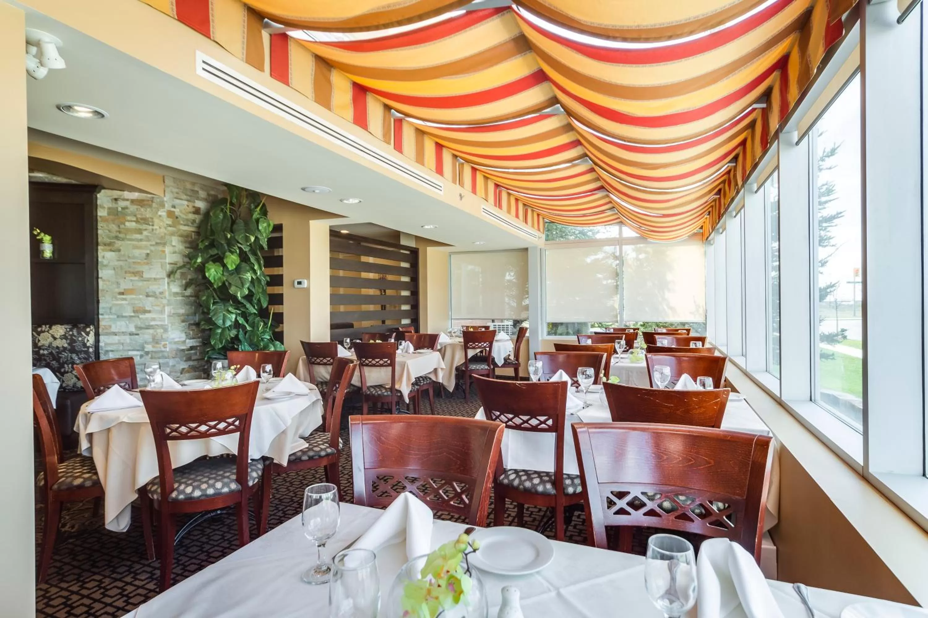 Restaurant/places to eat in Monte Carlo Inn Vaughan Suites