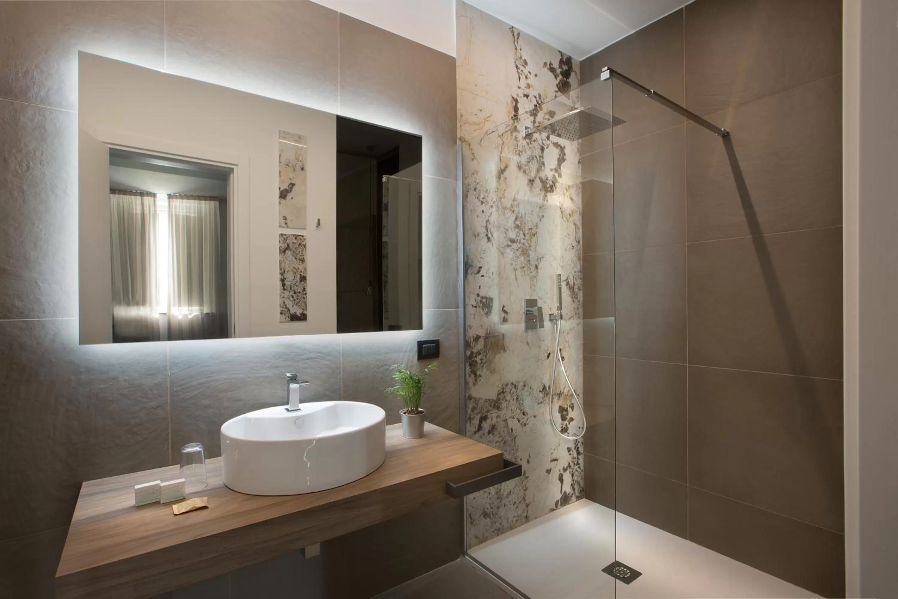 Shower in Hotel Diamond