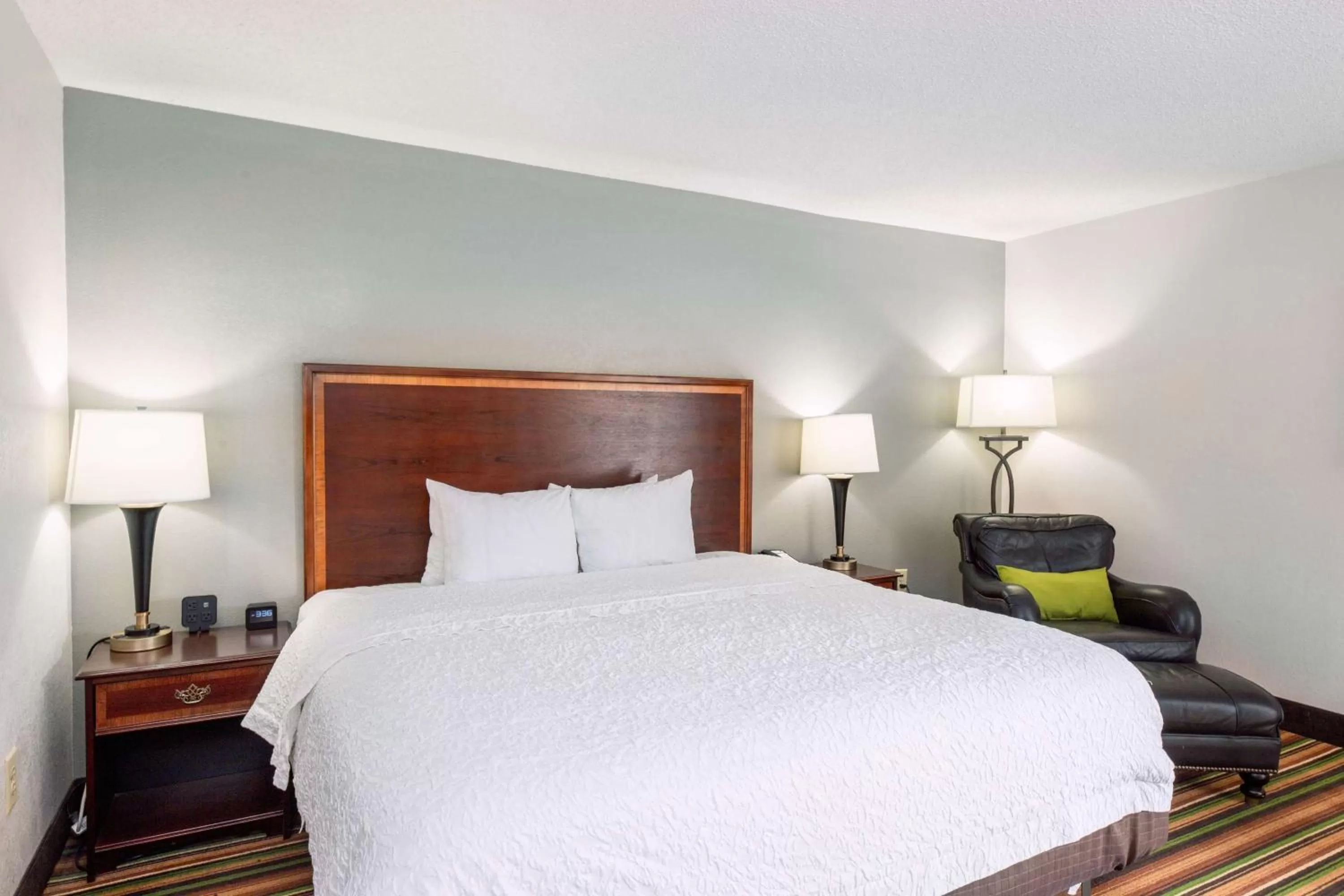 Living room, Bed in Hampton Inn Winston-Salem Hanes Mall
