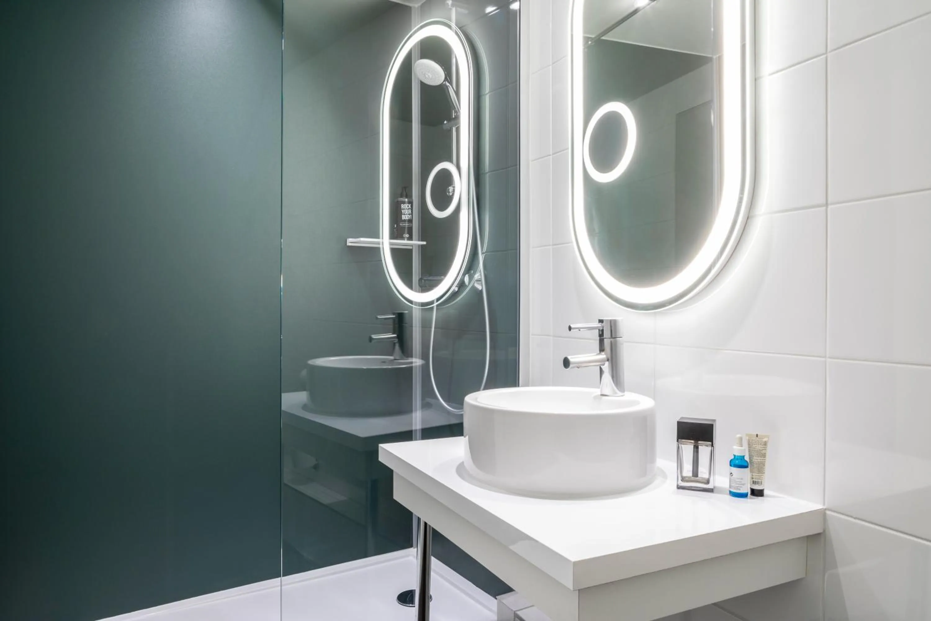 Shower in ibis Paris Nation Davout