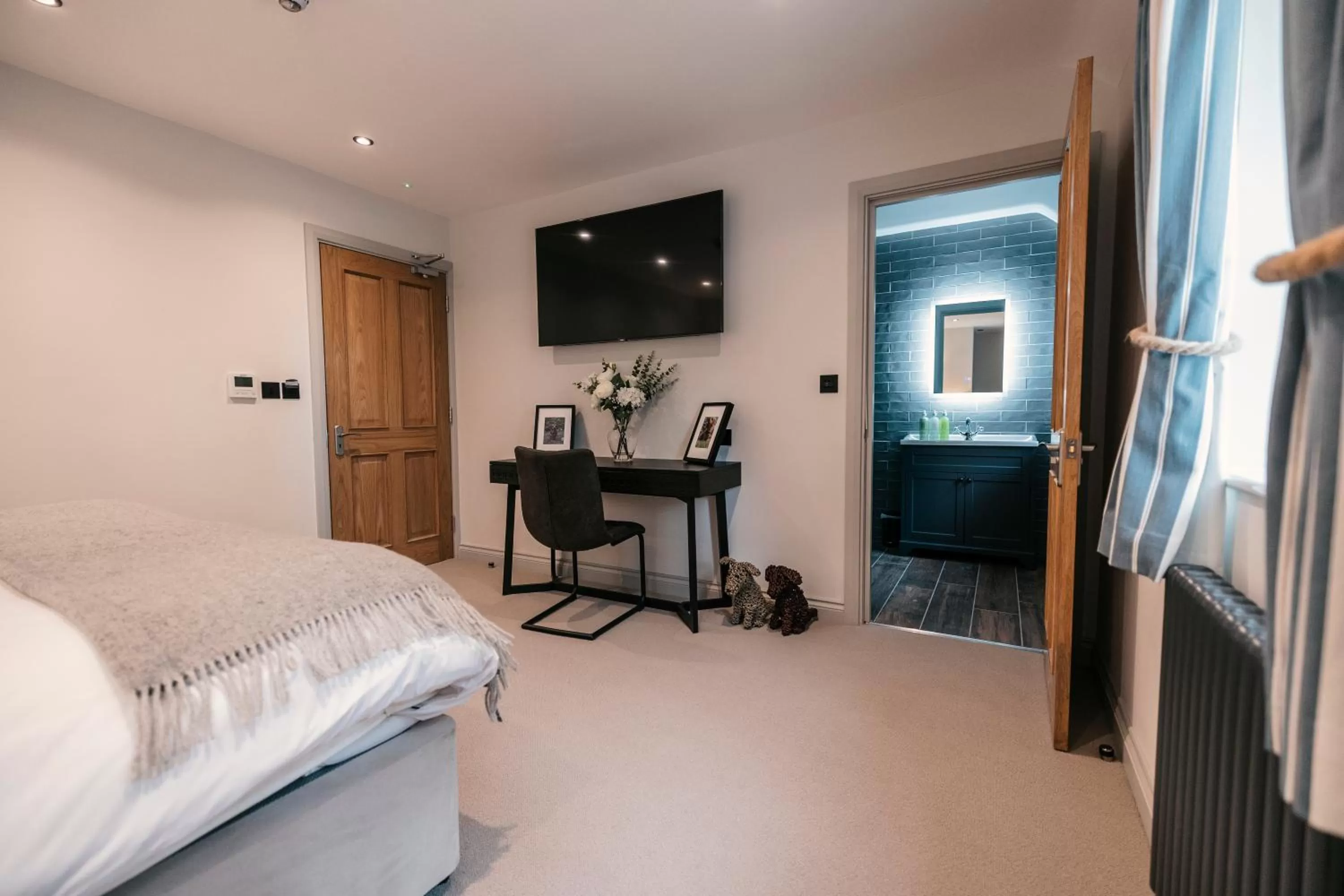 Photo of the whole room, TV/Entertainment Center in South Causey Inn