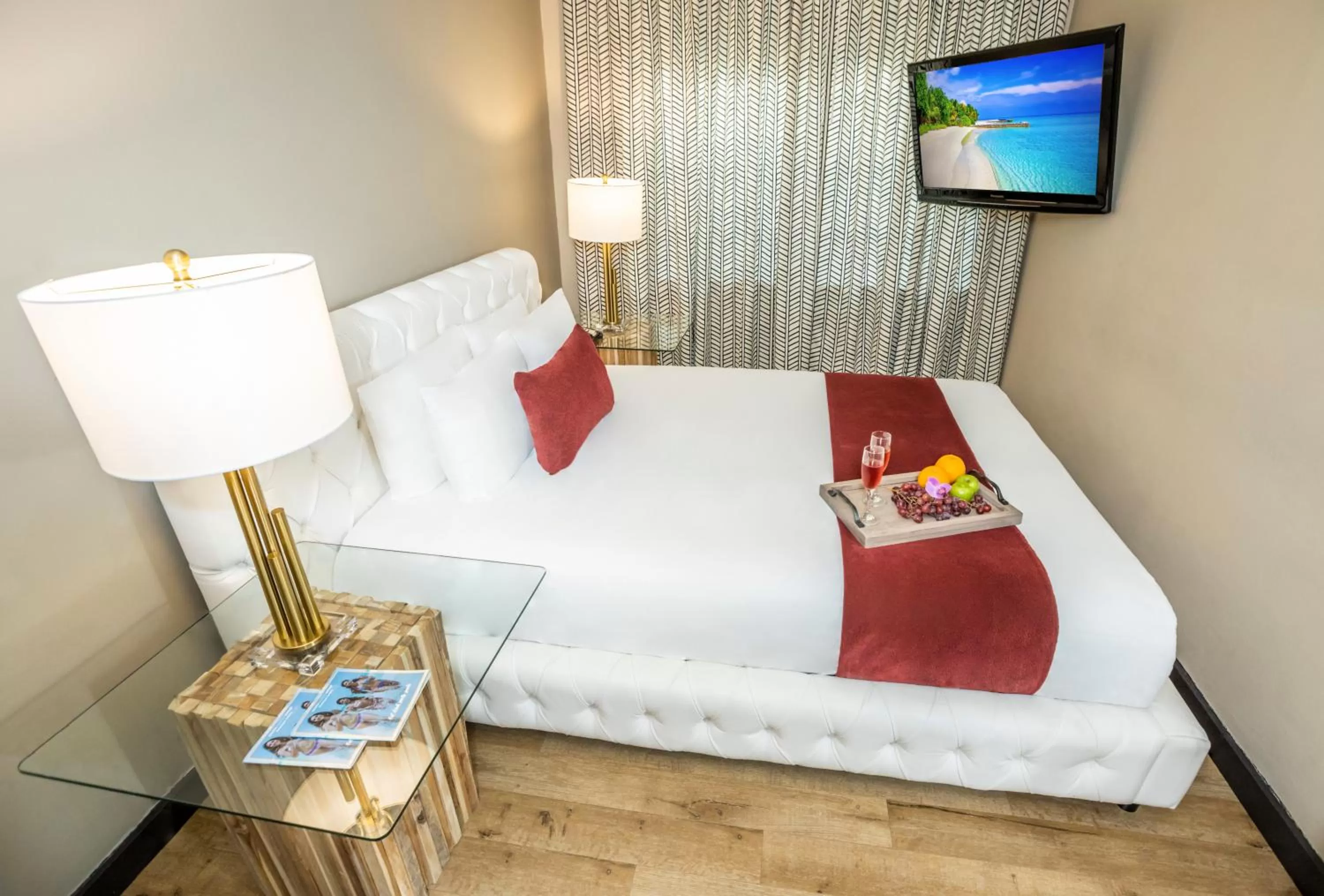 Bedroom, Bed in Metropole Suites South Beach