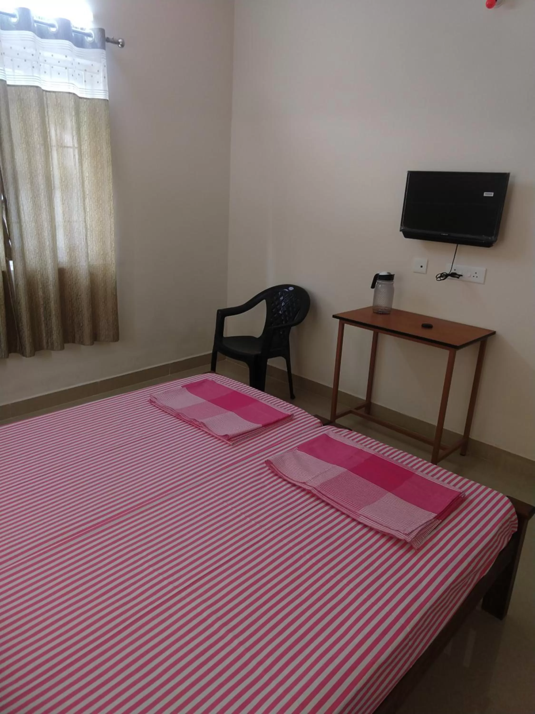 Photo of the whole room, Bed in Shantham Service Apartments, Kinathukadavu, Coimbatore