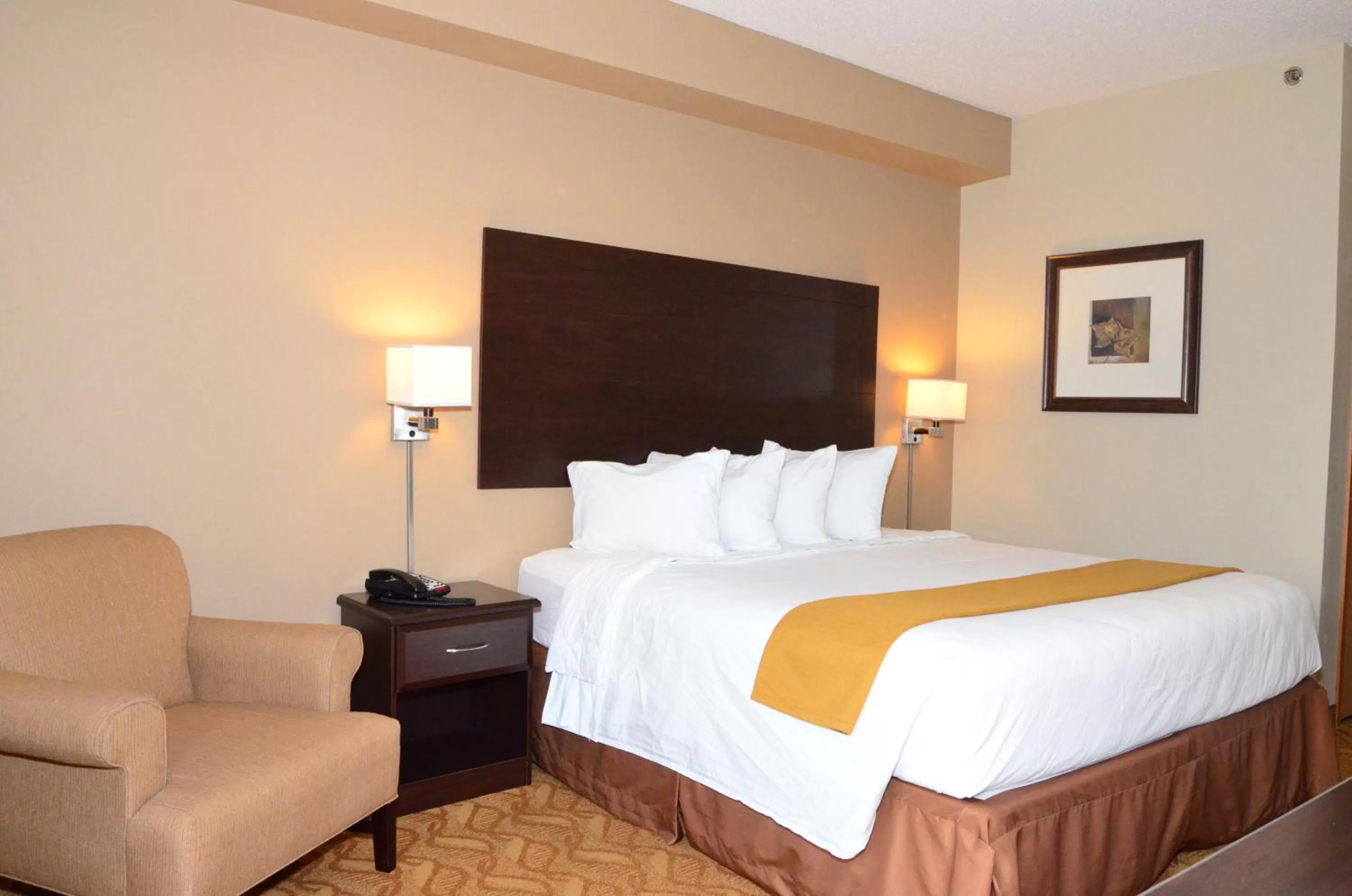 Bed in Cobblestone Inn & Suites - Lake View