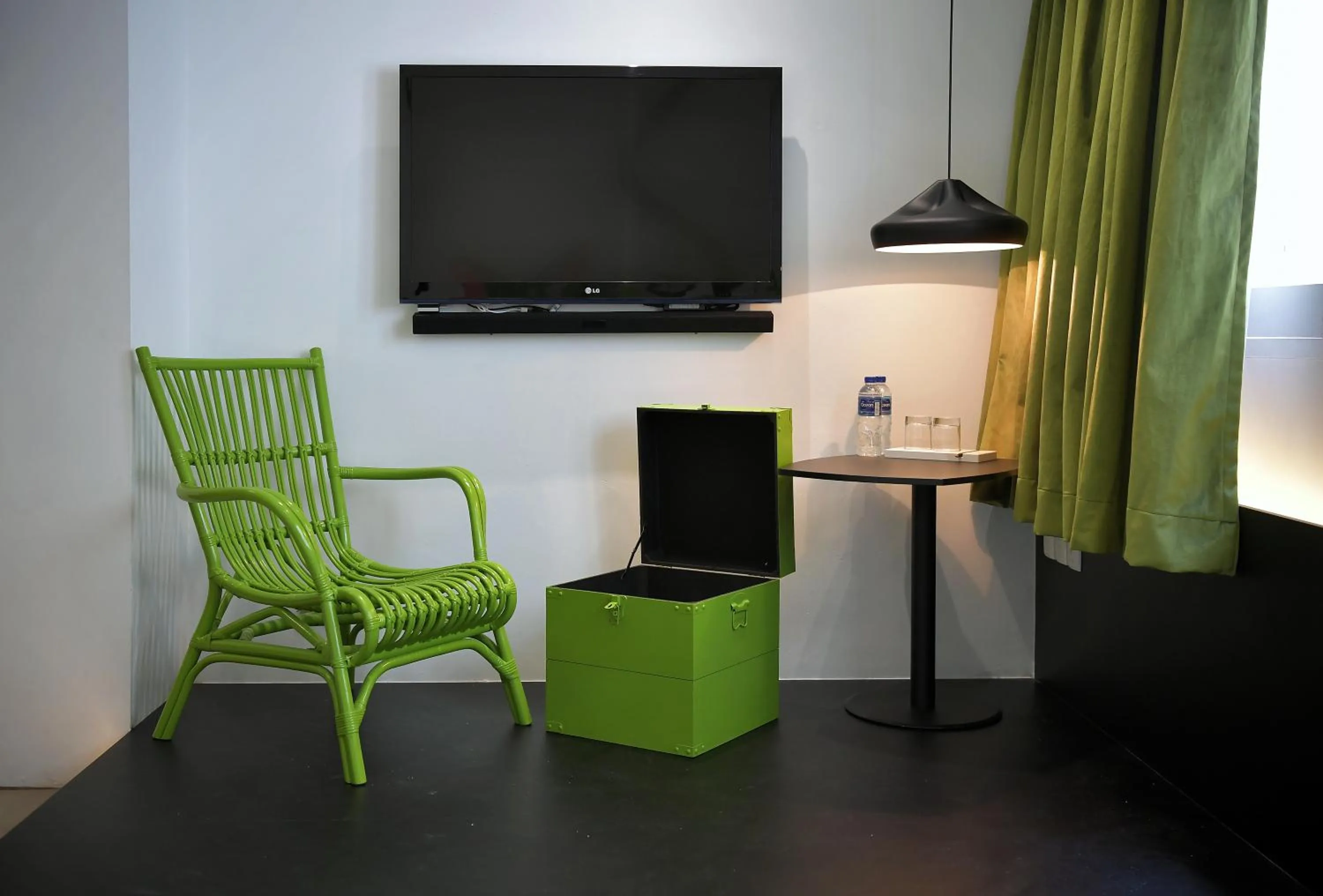 TV and multimedia, TV/Entertainment Center in Hi Hotel