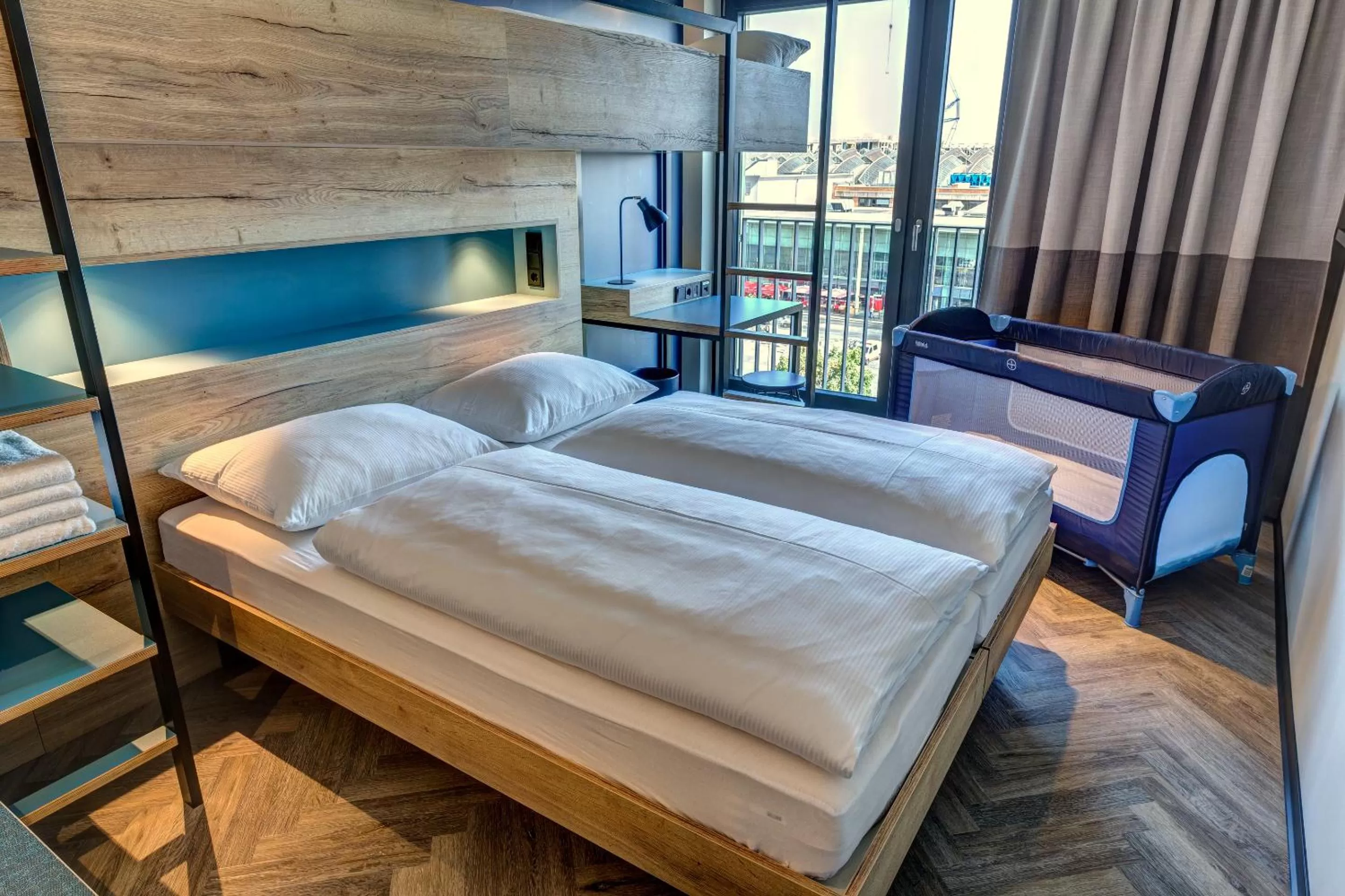 cot, Bed in Schulz Hotel Berlin Wall at the East Side Gallery