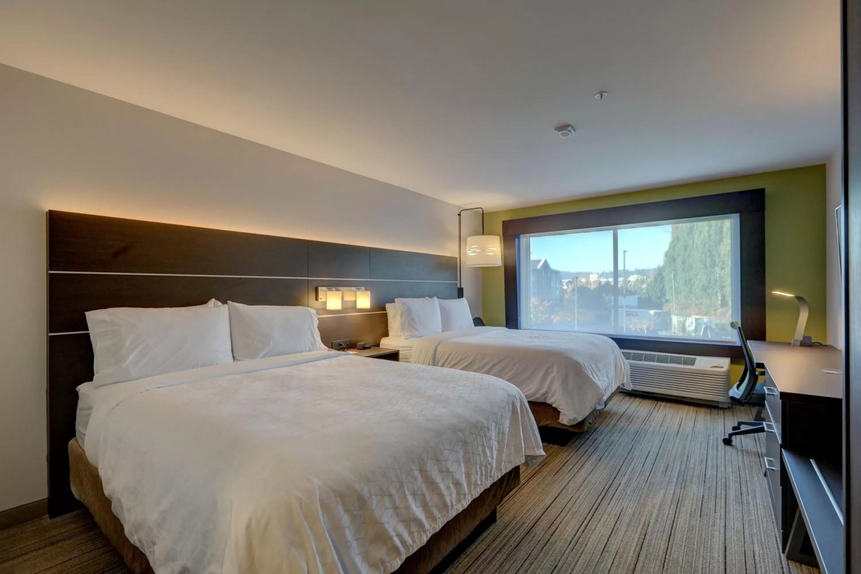 Bed in Holiday Inn Express & Suites - Auburn Downtown by IHG