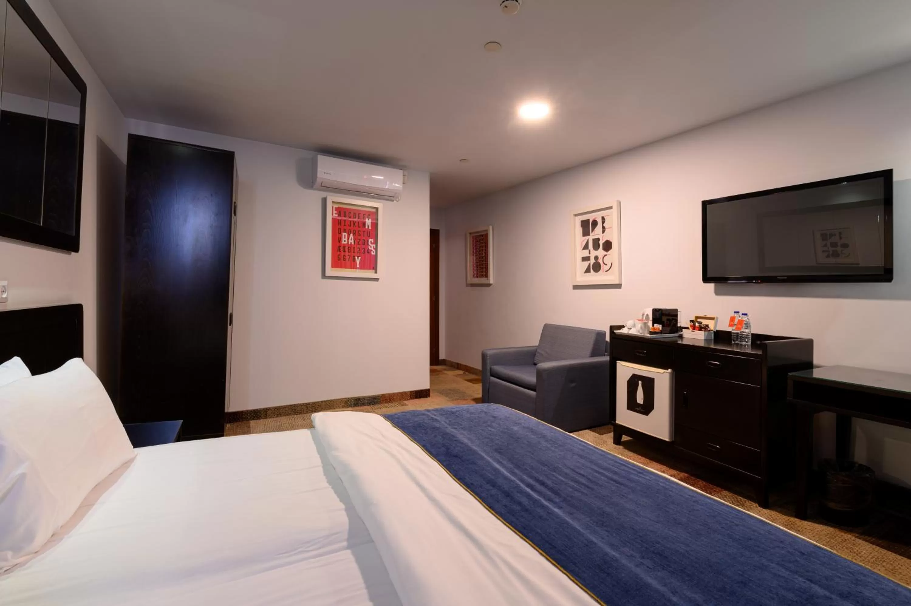 Coffee/tea facilities, Bed in Embassy Hotel Tel Aviv