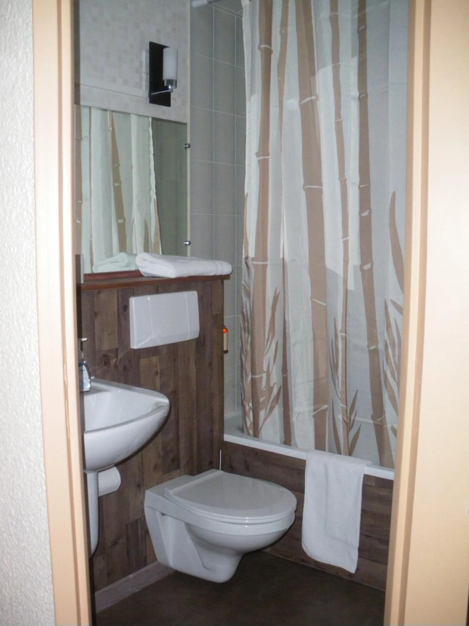 Bathroom in Contact Hôtel Come Inn