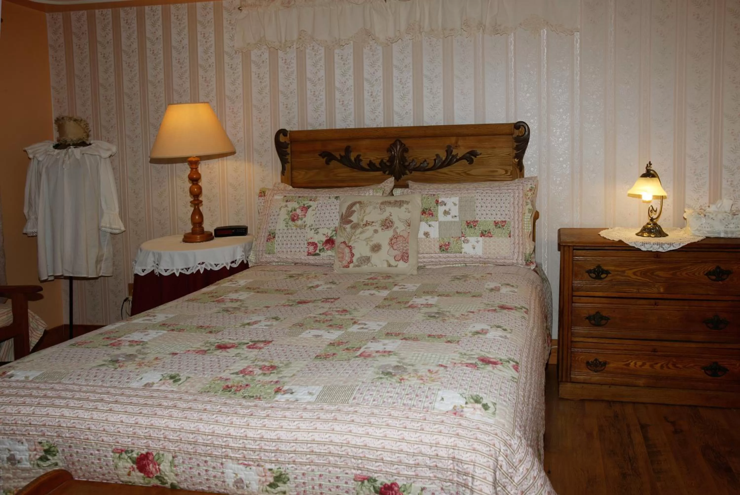 Bedroom, Bed in À Amour et Amitié