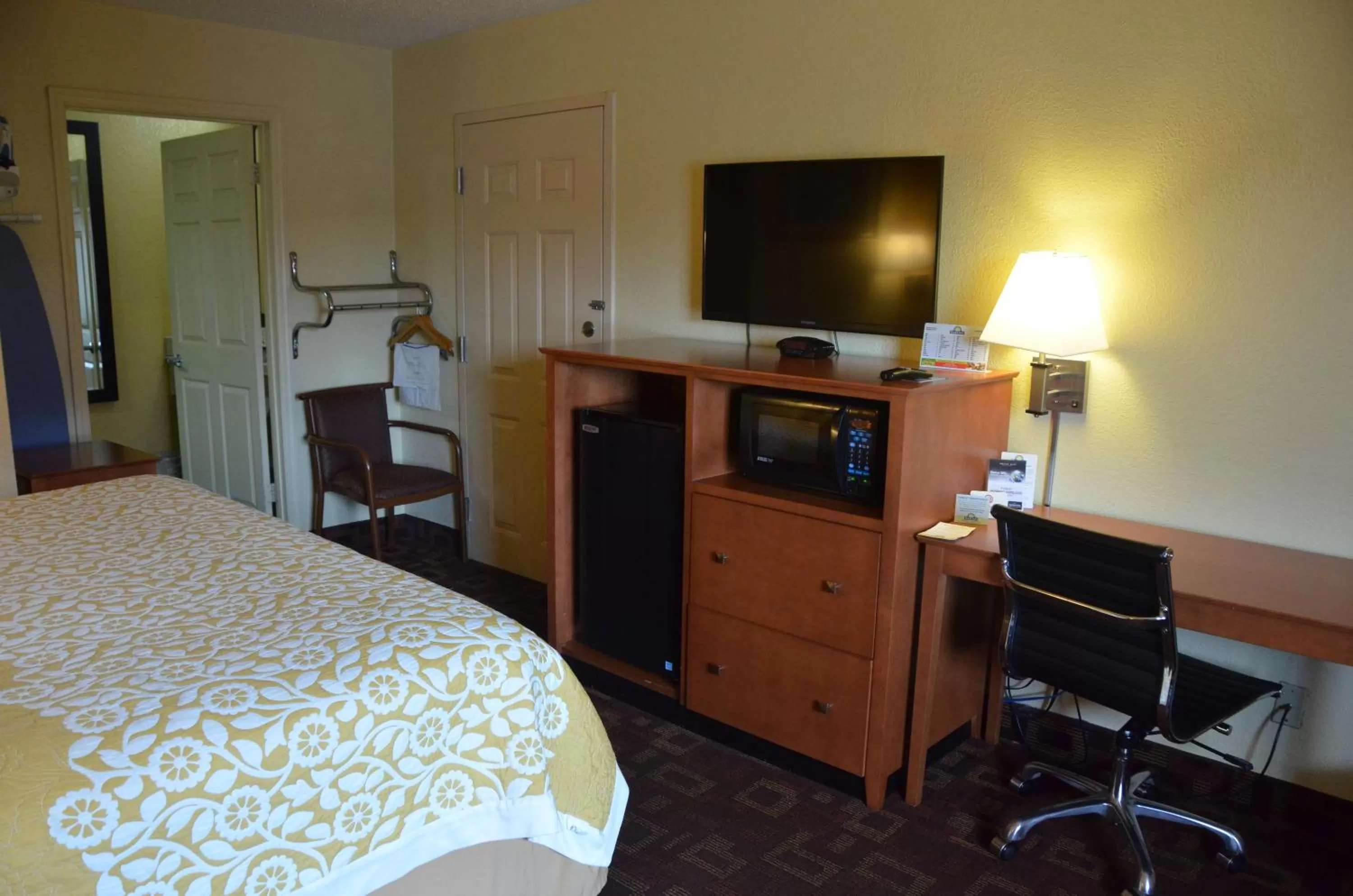 King Room - Mobility Access/Non-Smoking in Days Inn by Wyndham Airport Nashville East