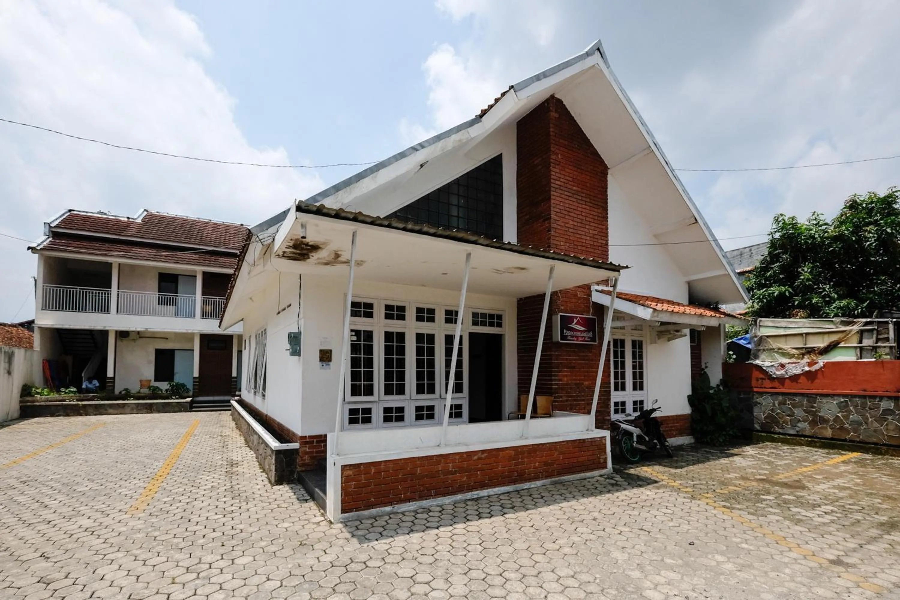 Property building in RedDoorz near Moro Mall Purwokerto