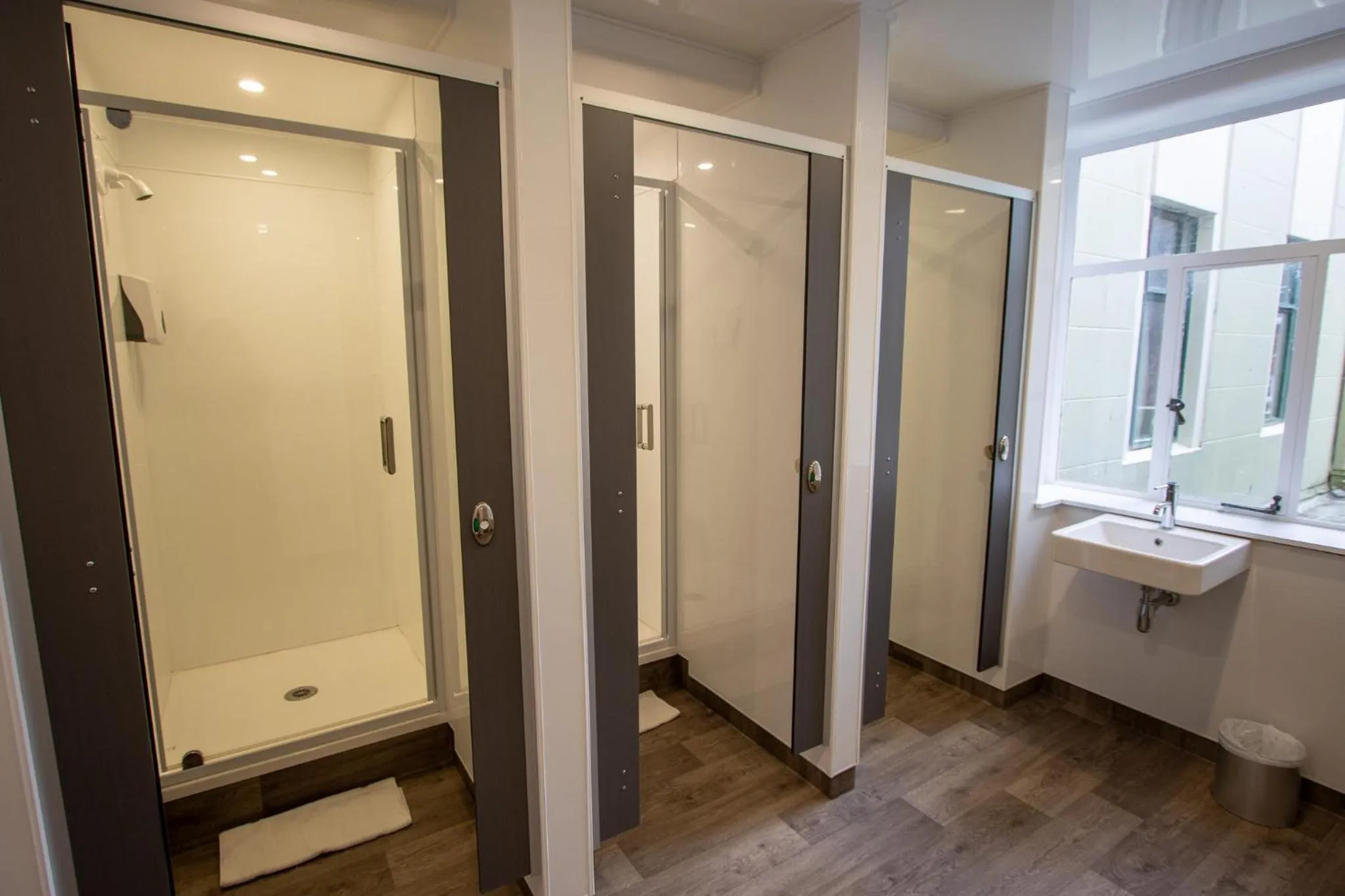 Shower in Hotel Waterloo & Backpackers