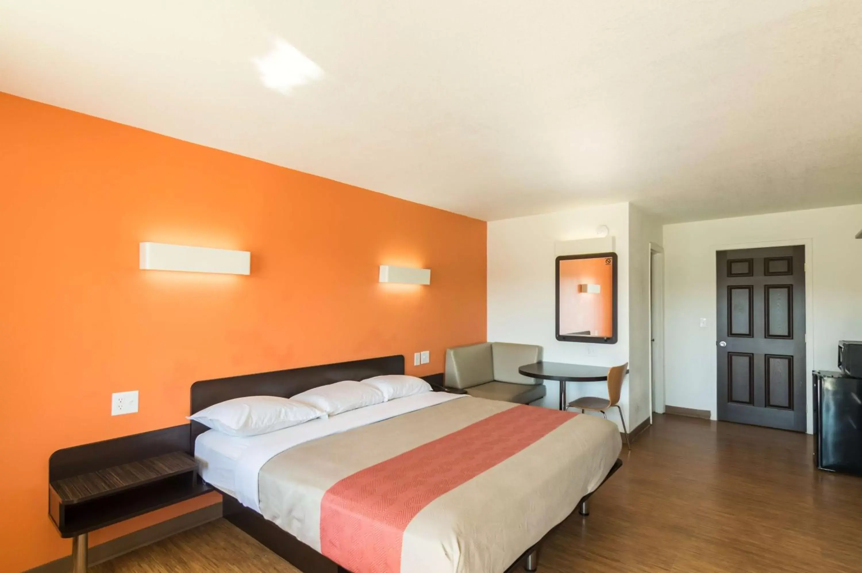 King Room - Non-Smoking in Motel 6-Wichita Falls, TX - North King Room - Non-Smoking in Motel 6-Wichita Falls, TX - North