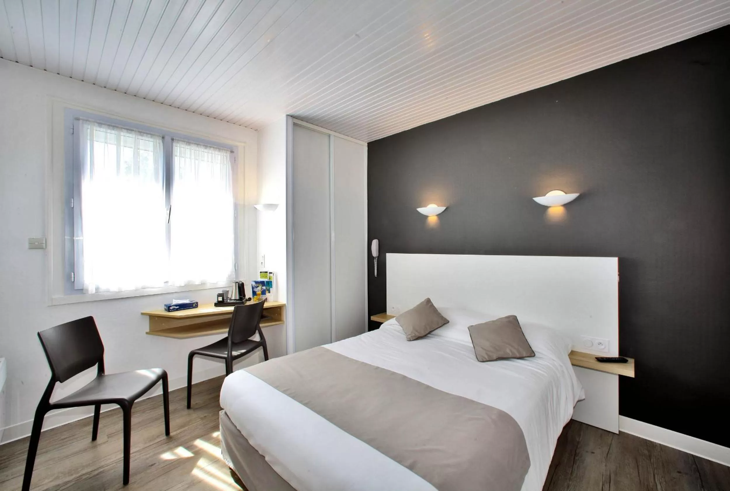 Bed in Hotel Les Dunes