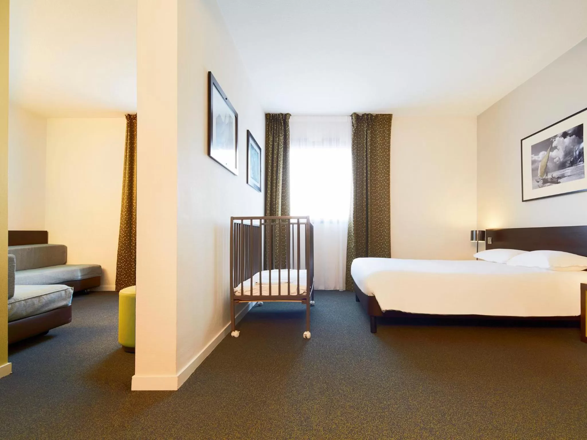 Living room, Bed in Kyriad Hôtel Orly Aéroport - Athis Mons