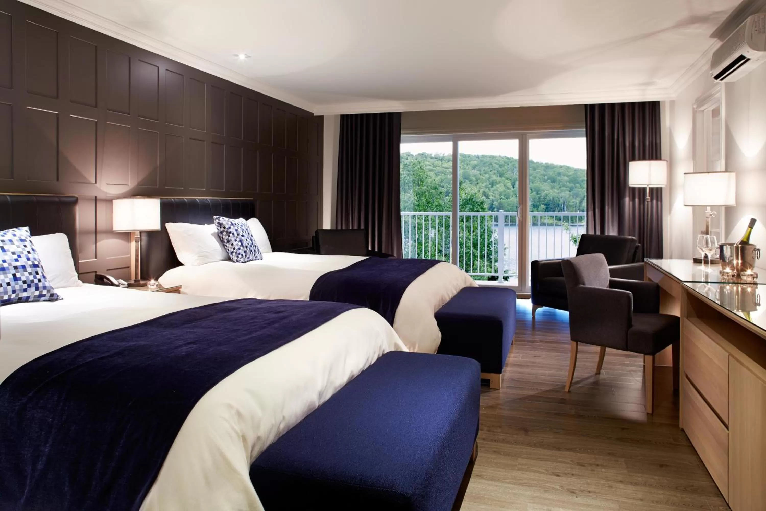 Bedroom, Bed in Auberge du Lac-à-l'Eau-Claire