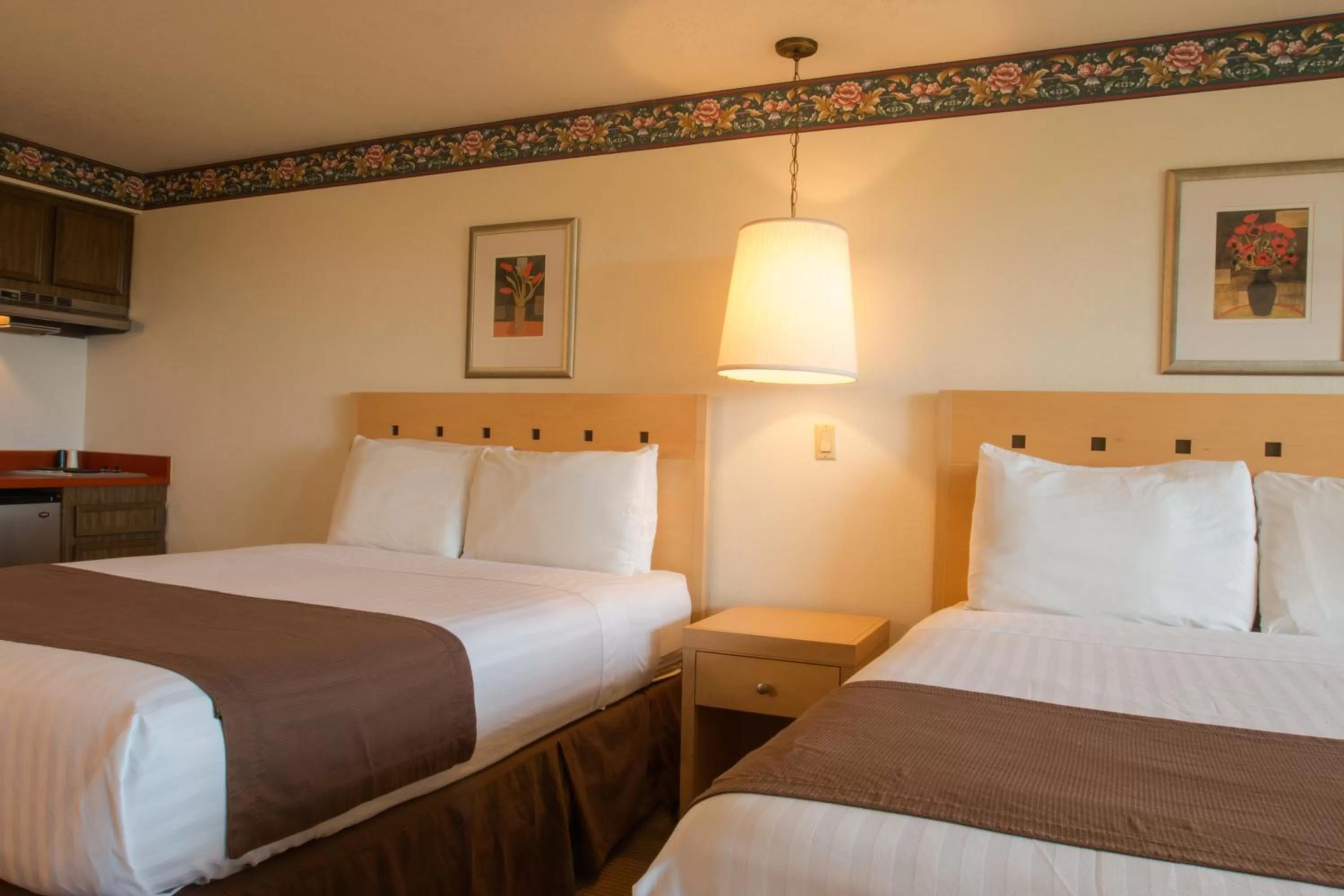 Bed in Hi Tide Oceanfront Inn