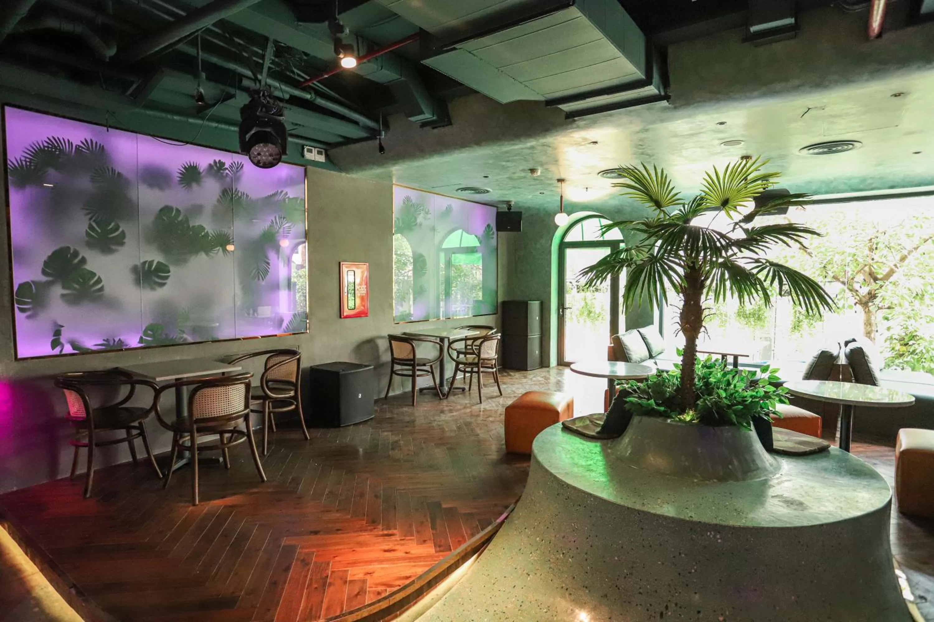 Restaurant/places to eat in HOME Hotel