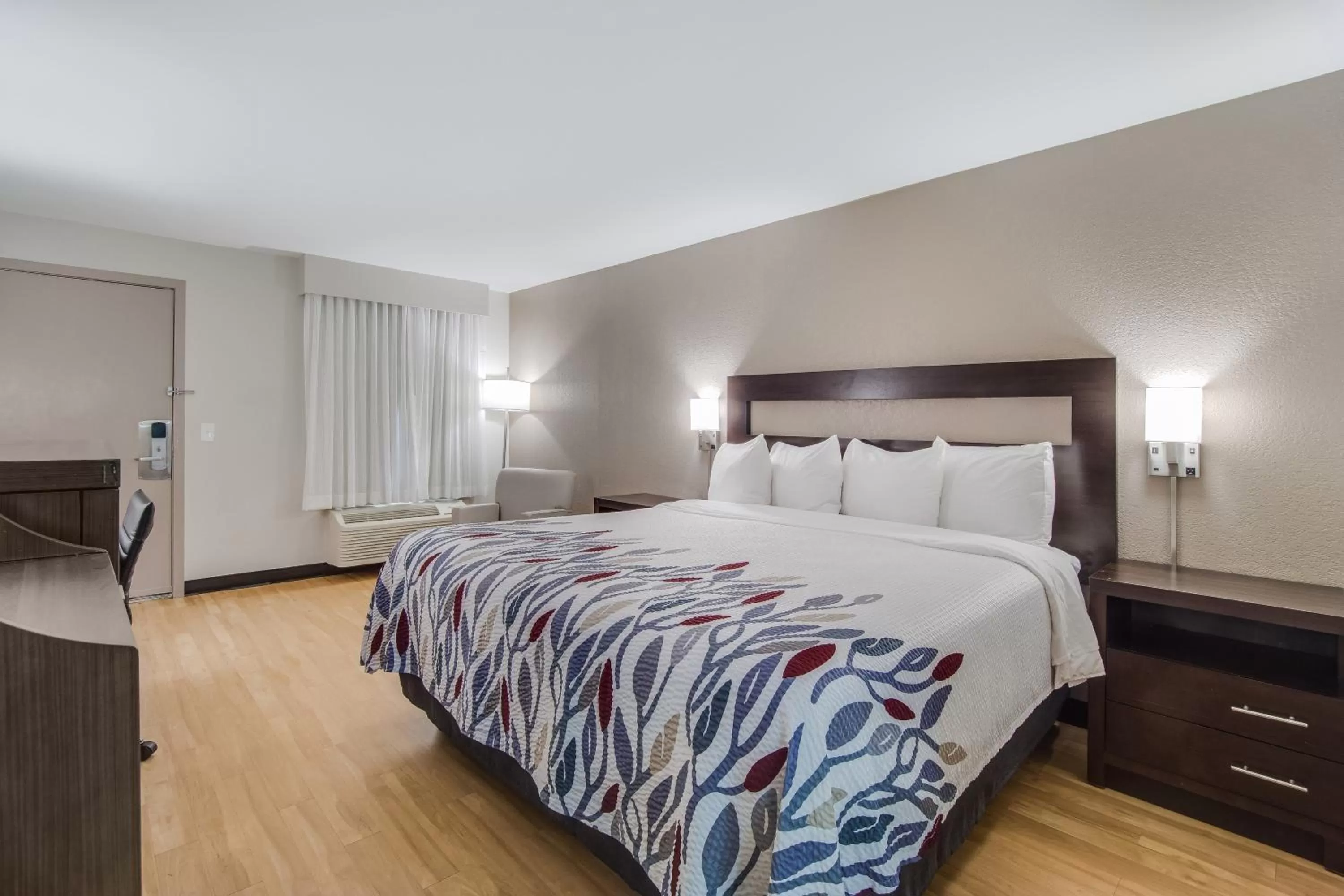 Bedroom, Bed in Red Roof Inn St George, SC