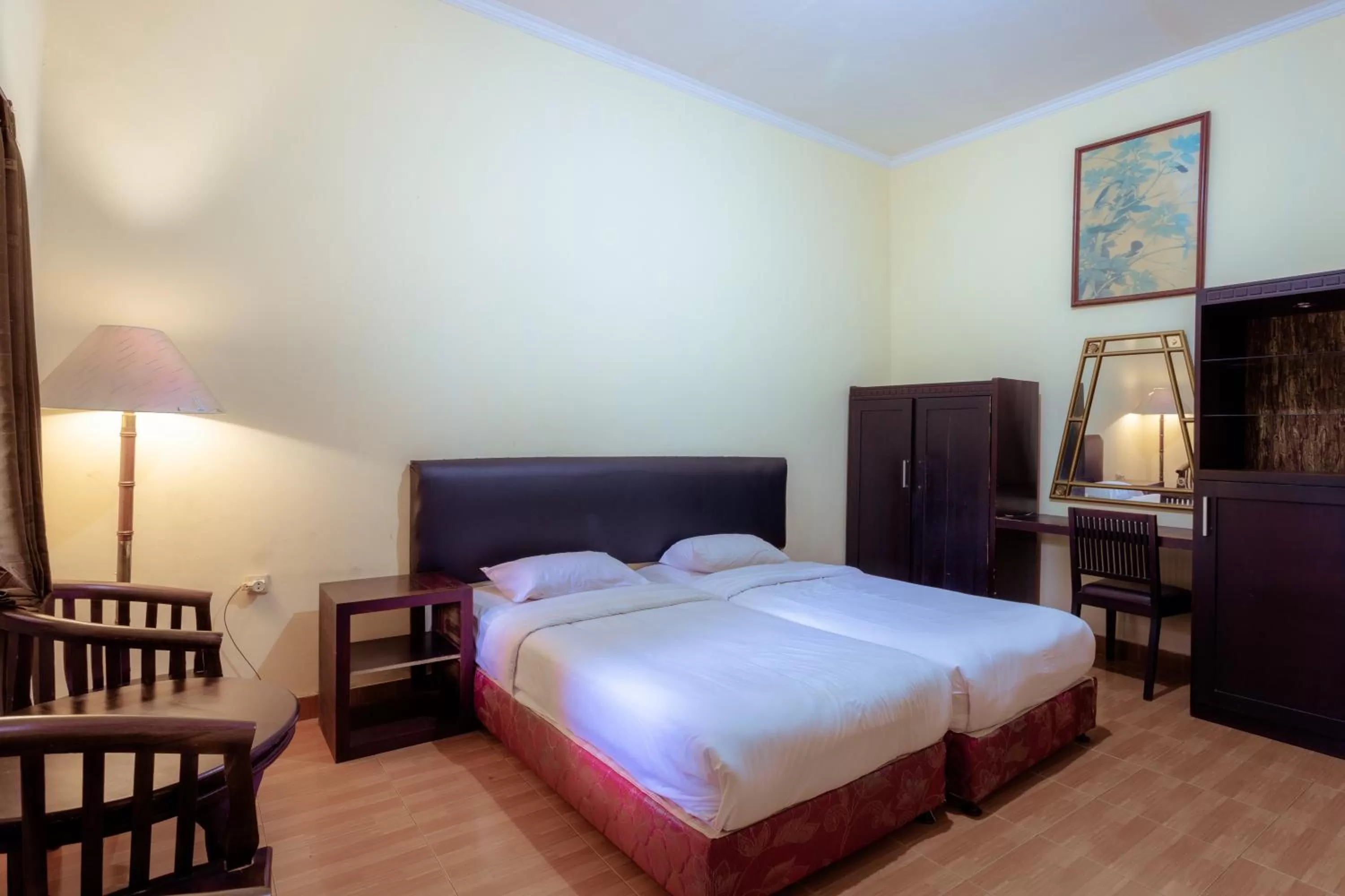 Bed in Hotel Mahkota Plengkung by ecommerceloka