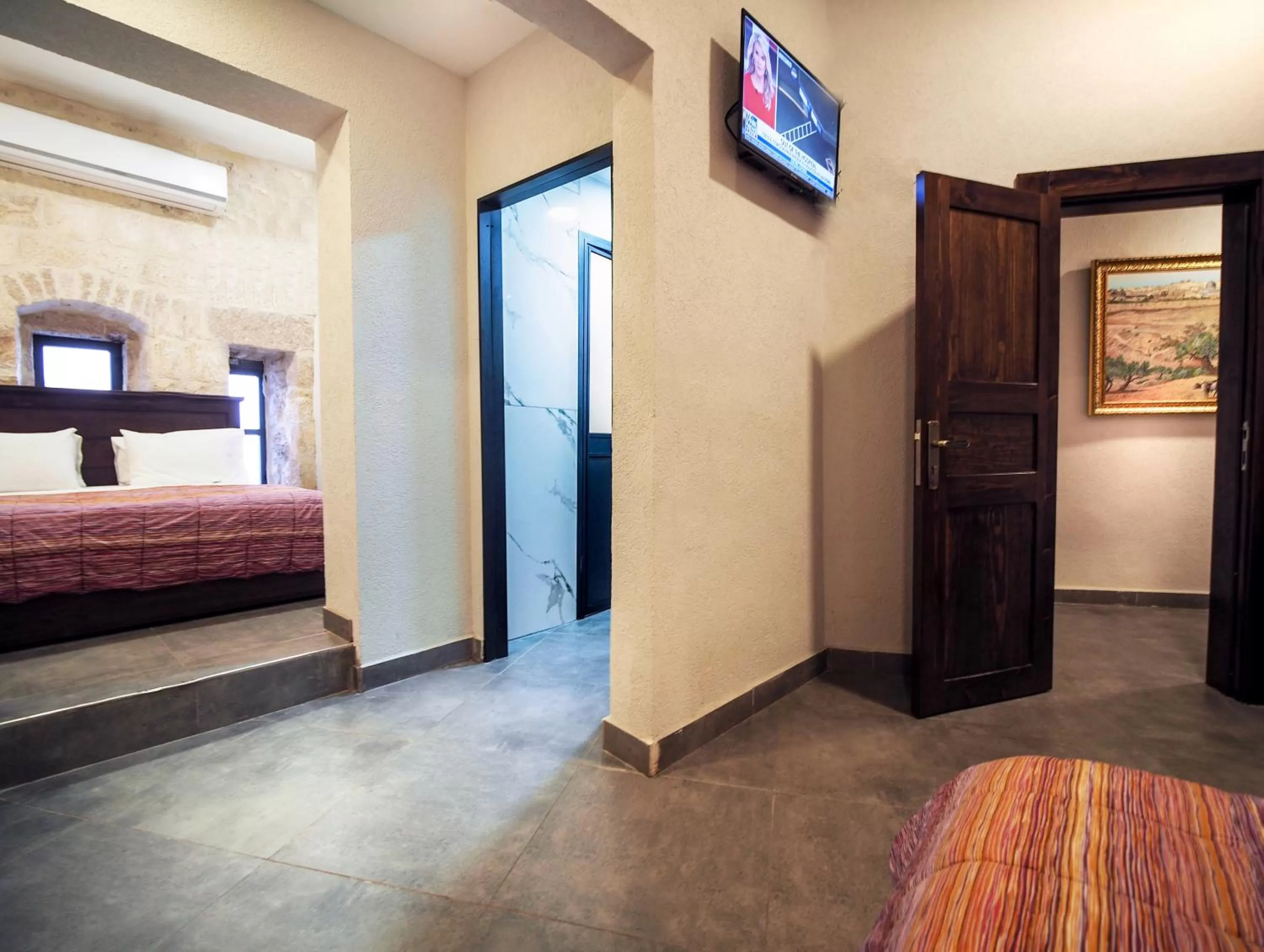 Photo of the whole room, Bed in New Imperial Hotel