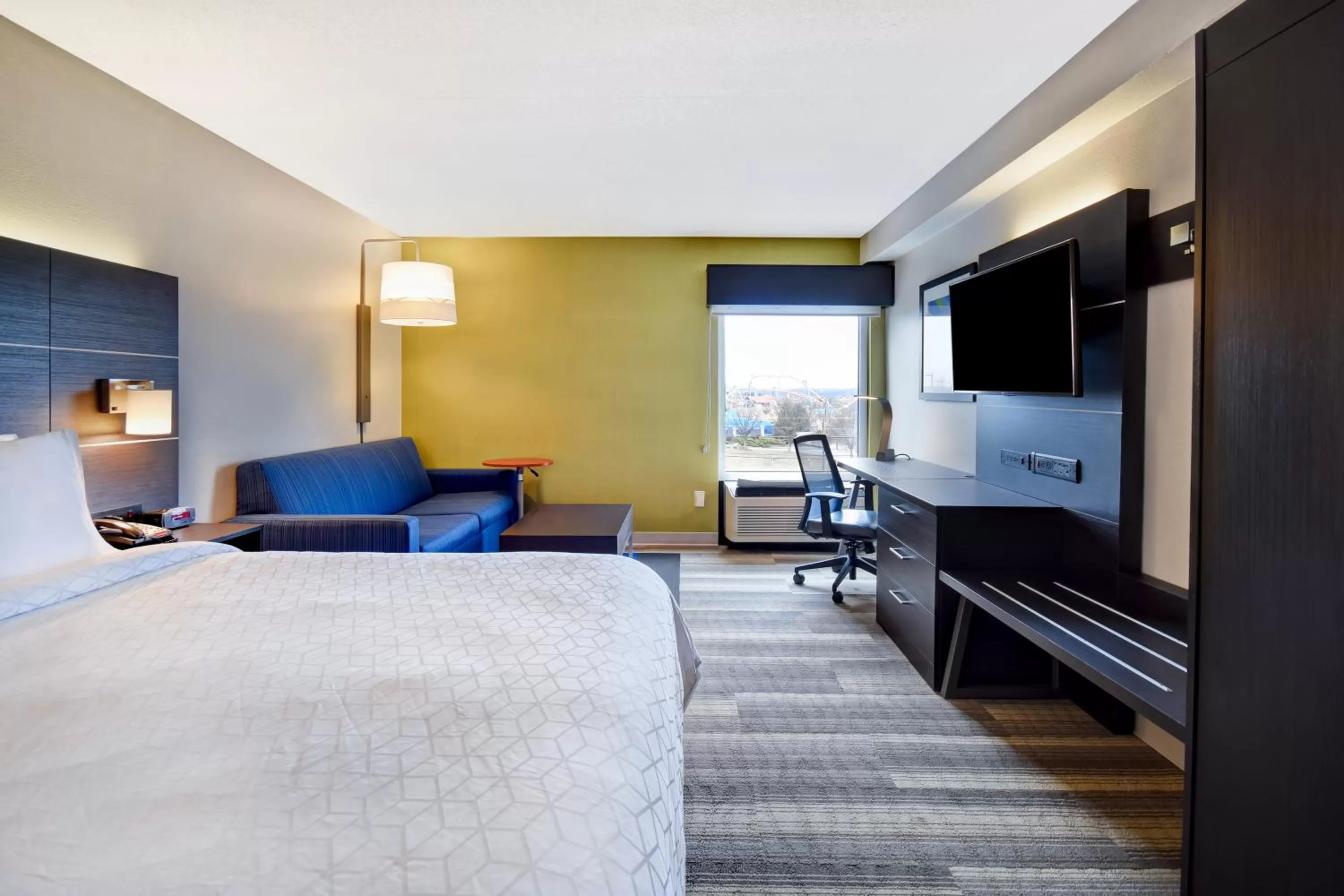 Photo of the whole room, Bed in Holiday Inn Express & Suites Allentown-Dorney Park Area by IHG