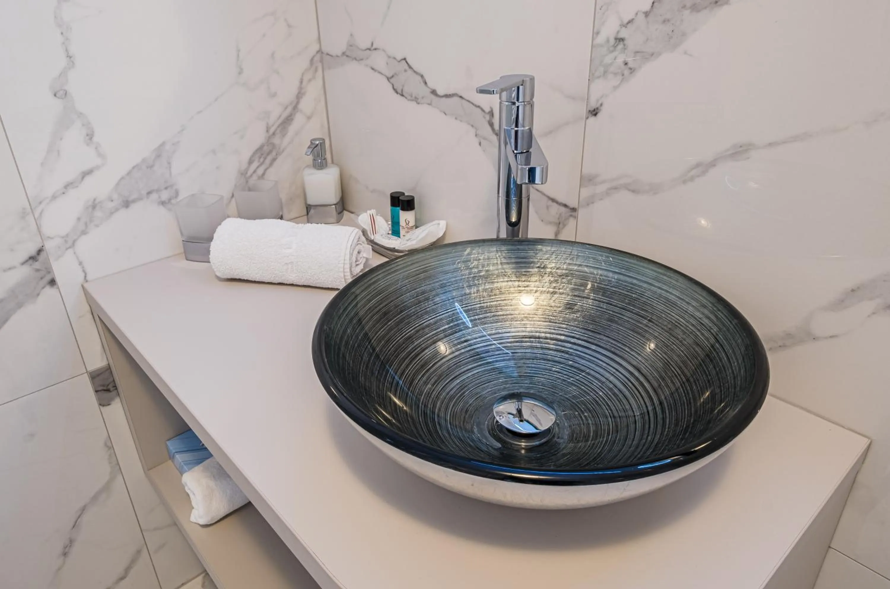 Bathroom in Hotel Golden Lake Resort