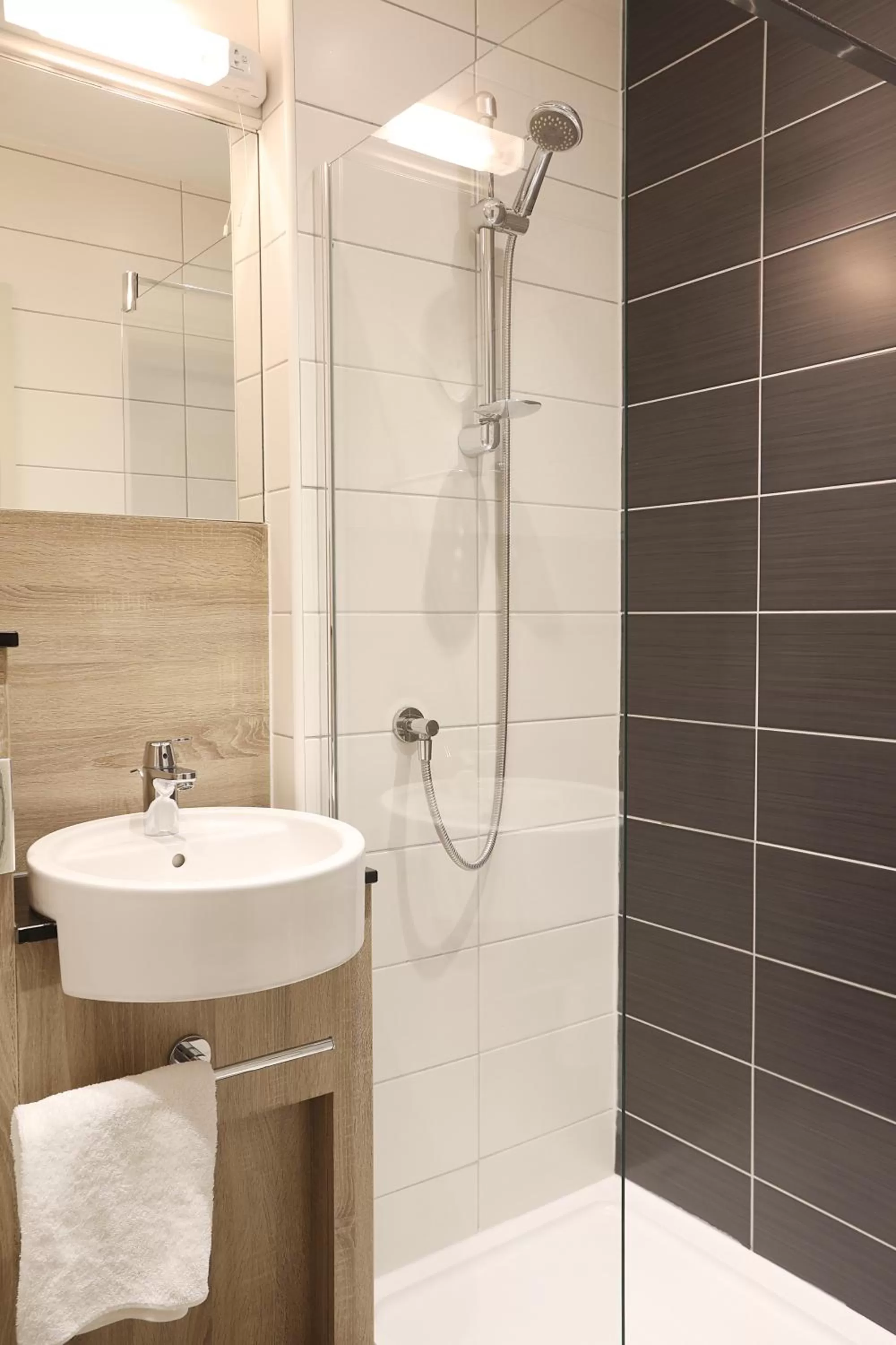 Shower in Cairn Hotel & Apartments