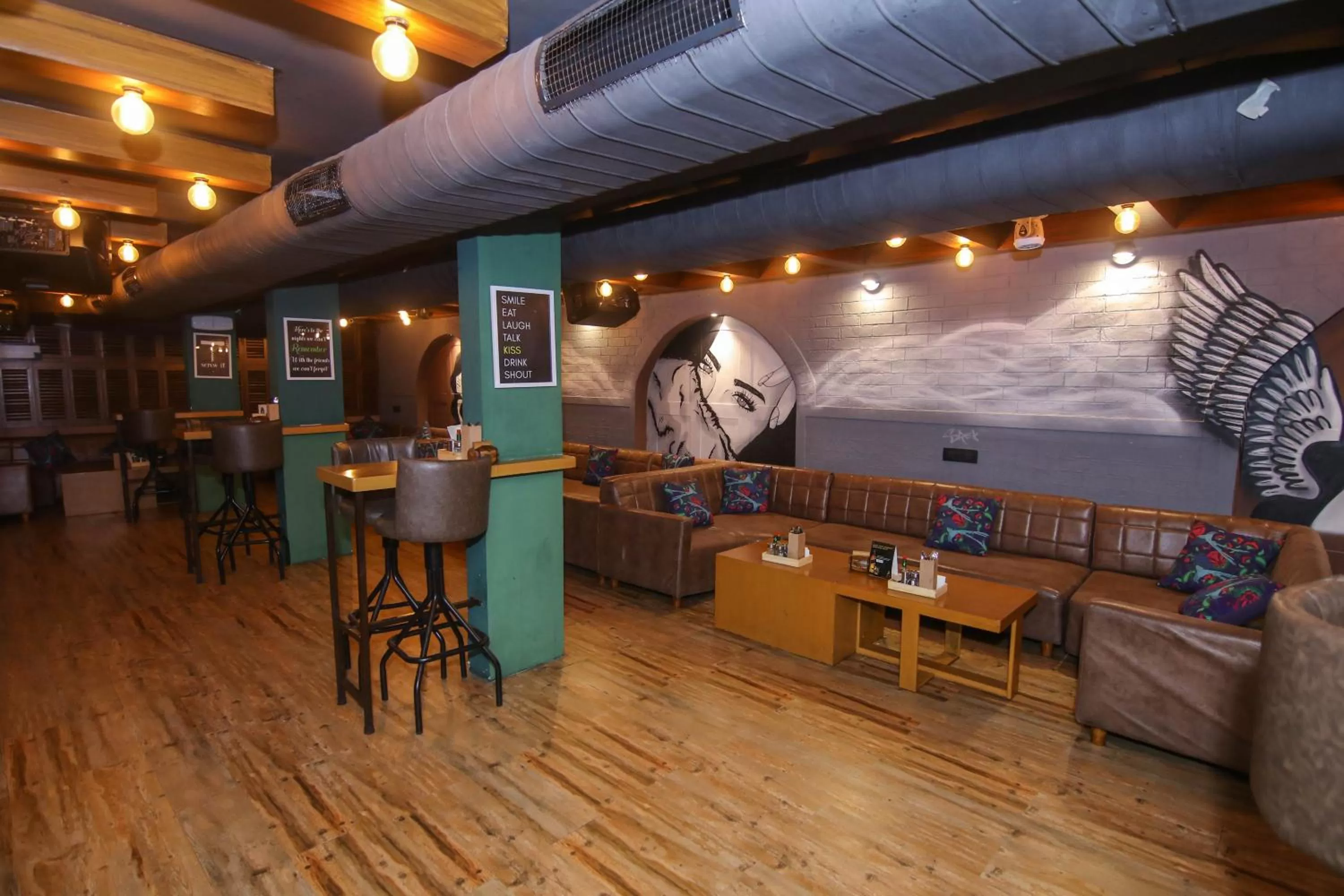 Restaurant/places to eat in Lytton Hotel