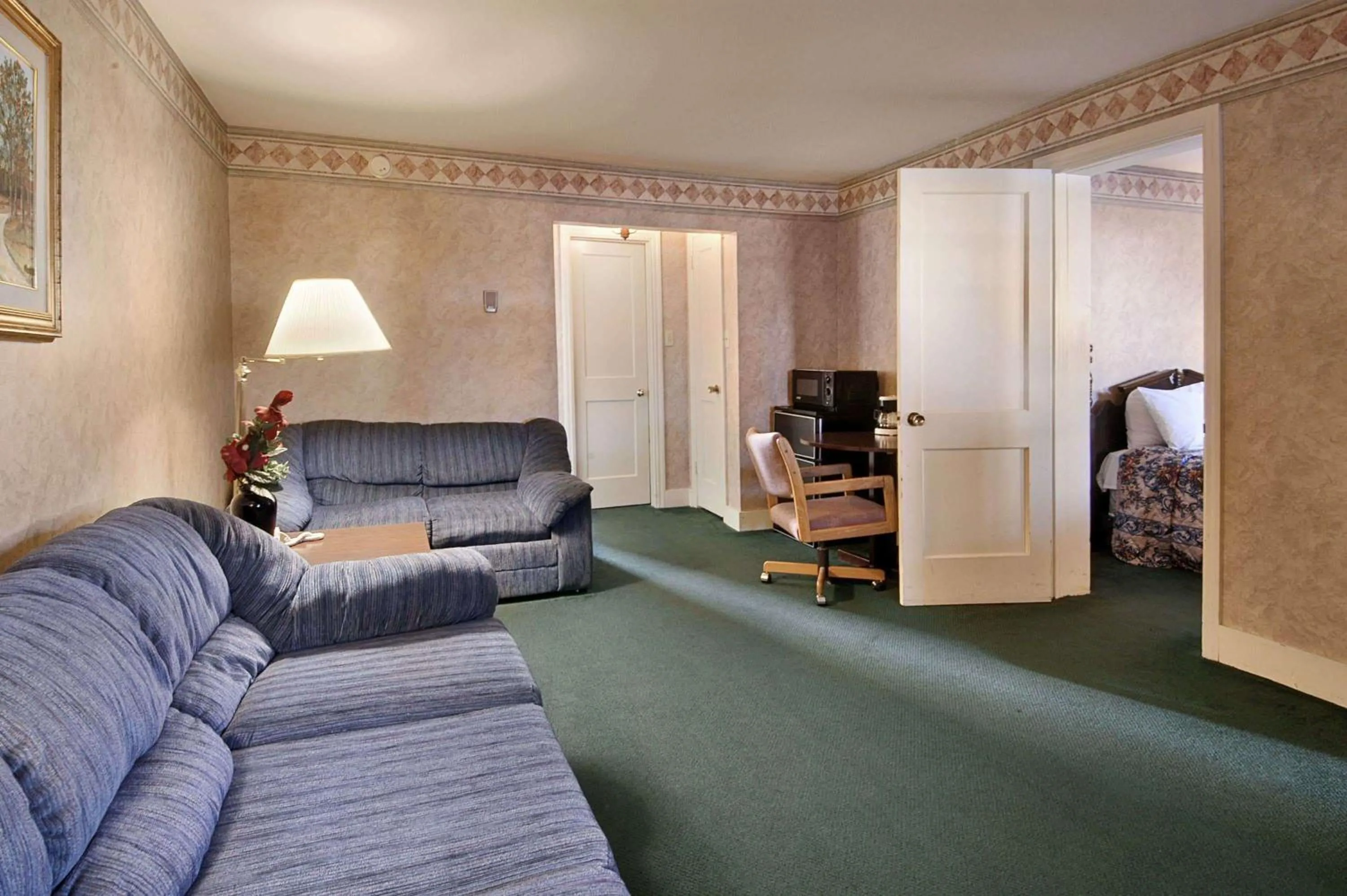 Photo of the whole room in Aderi Hotel Lewisburg