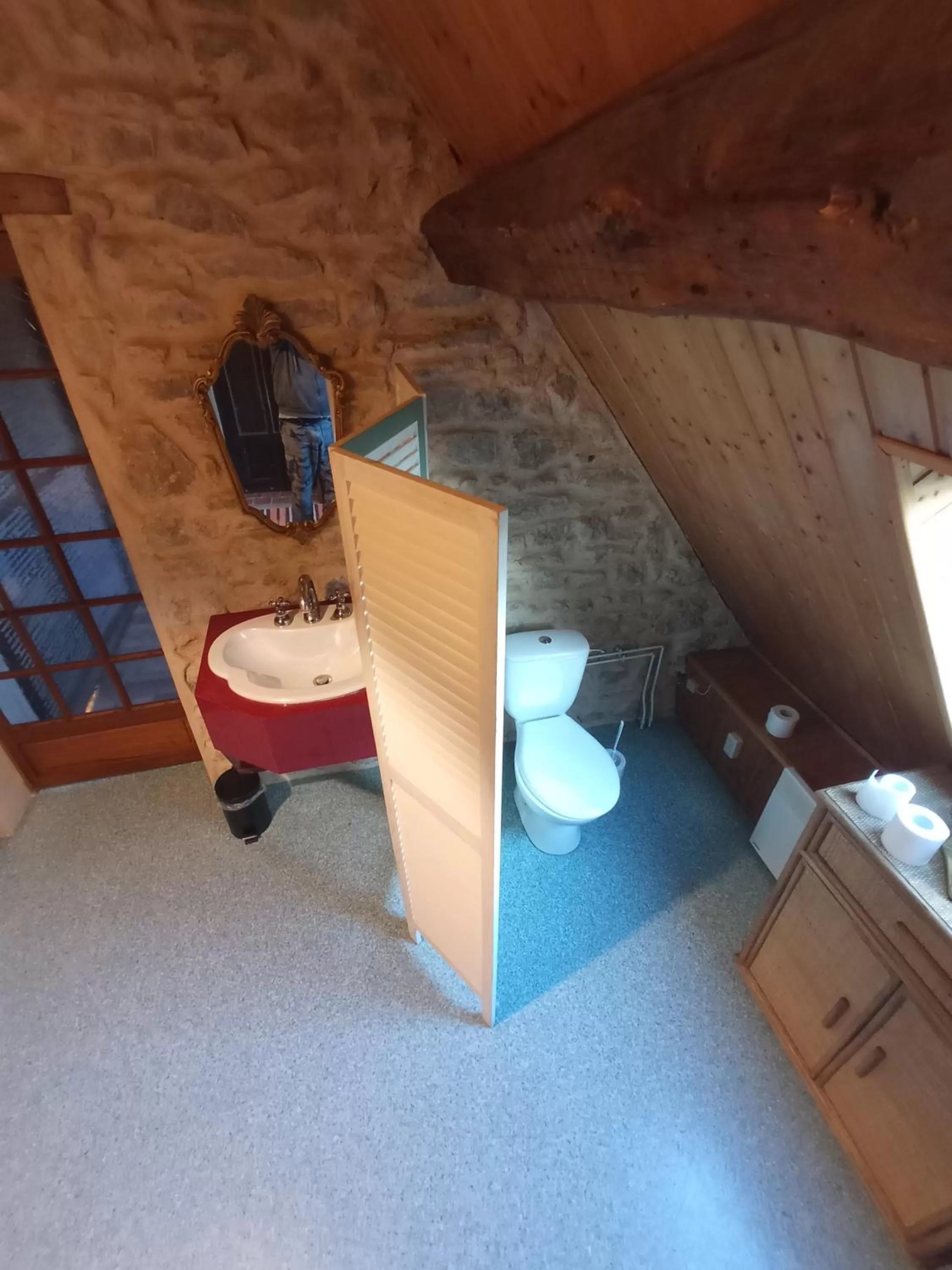 Toilet in Maison du Moulin Galuzot