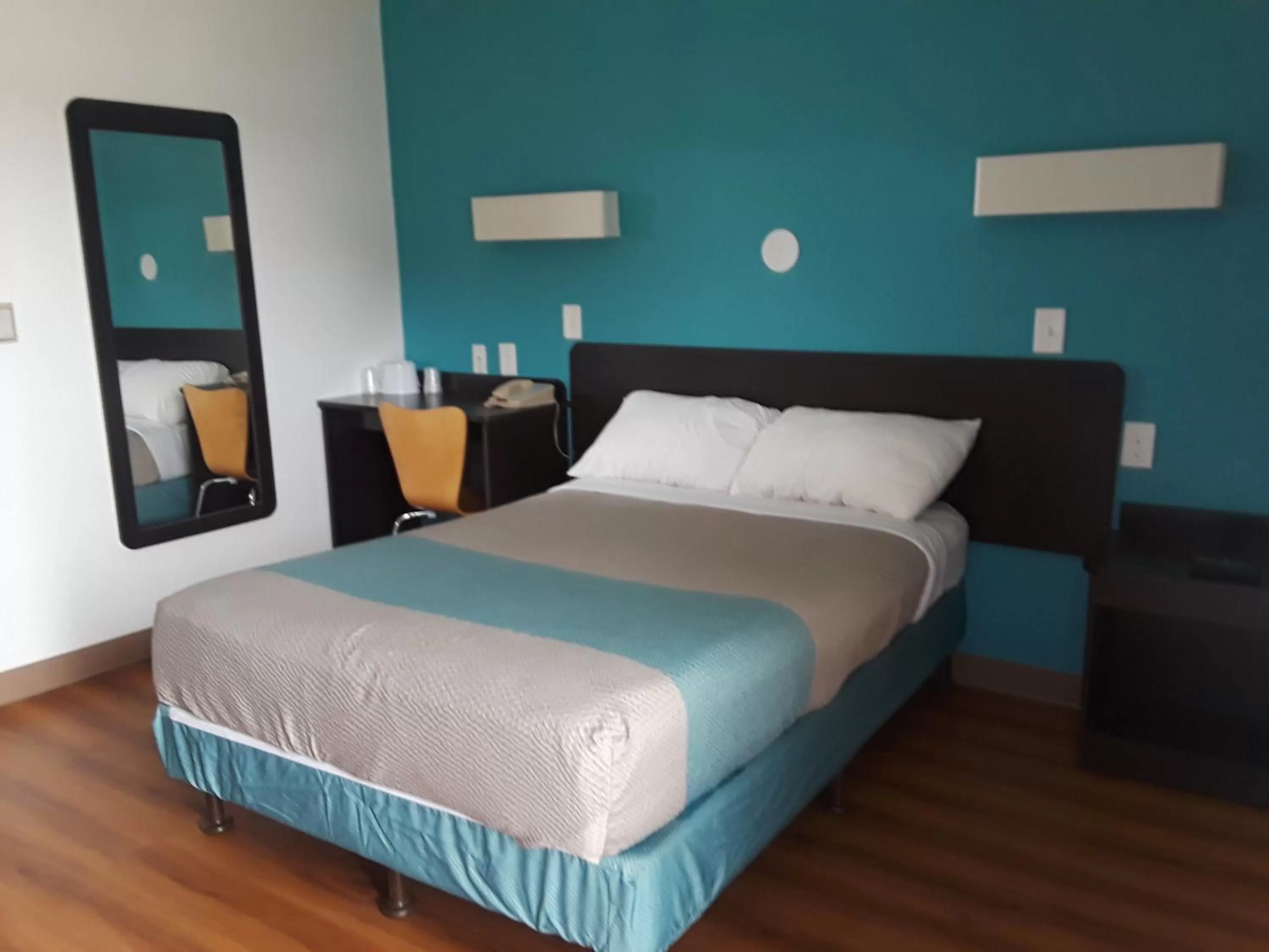 Photo of the whole room, Bed in Motel 6-Farmington, NM