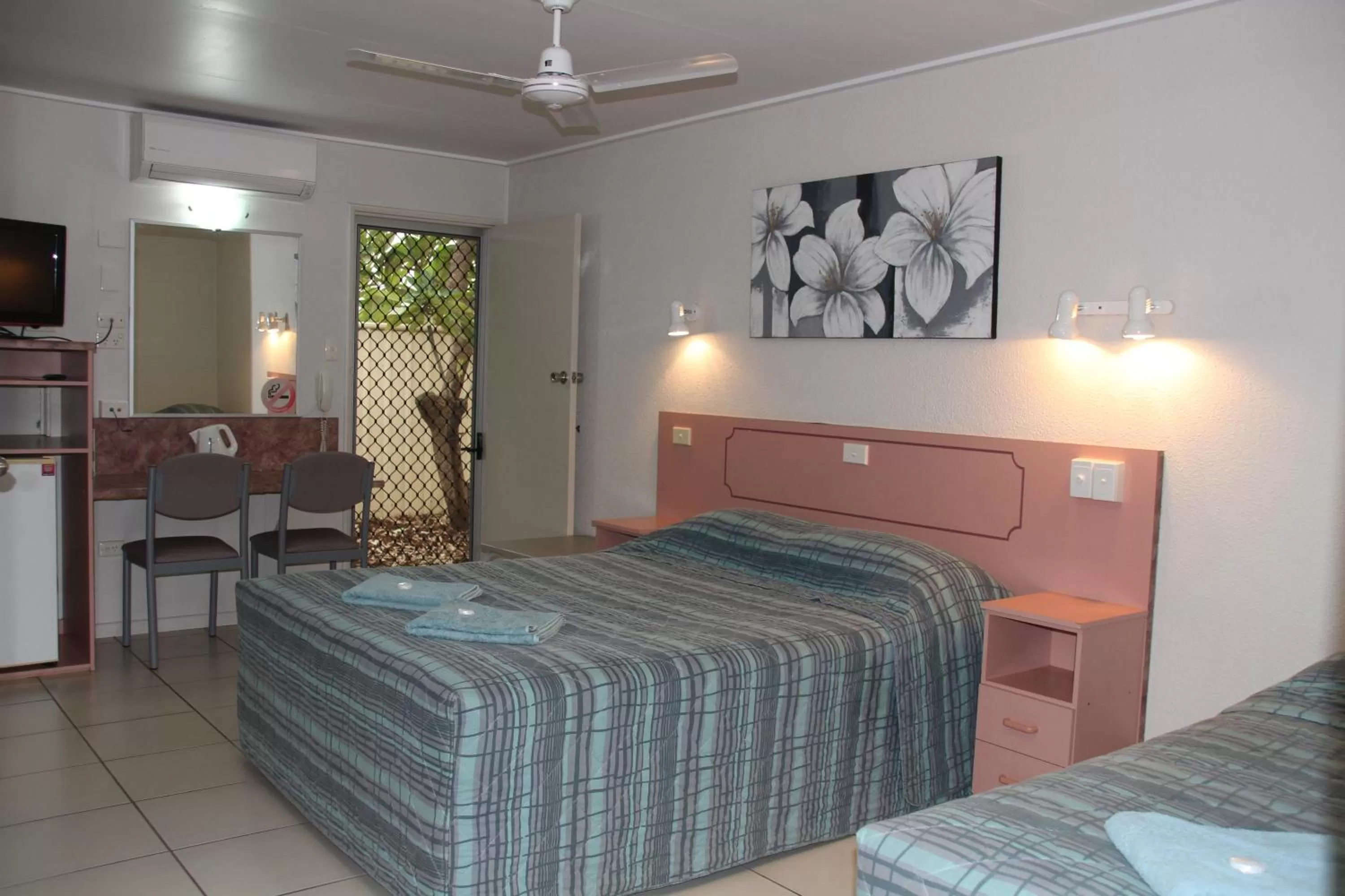 Standard Queen Room in Emerald Highlands Motel