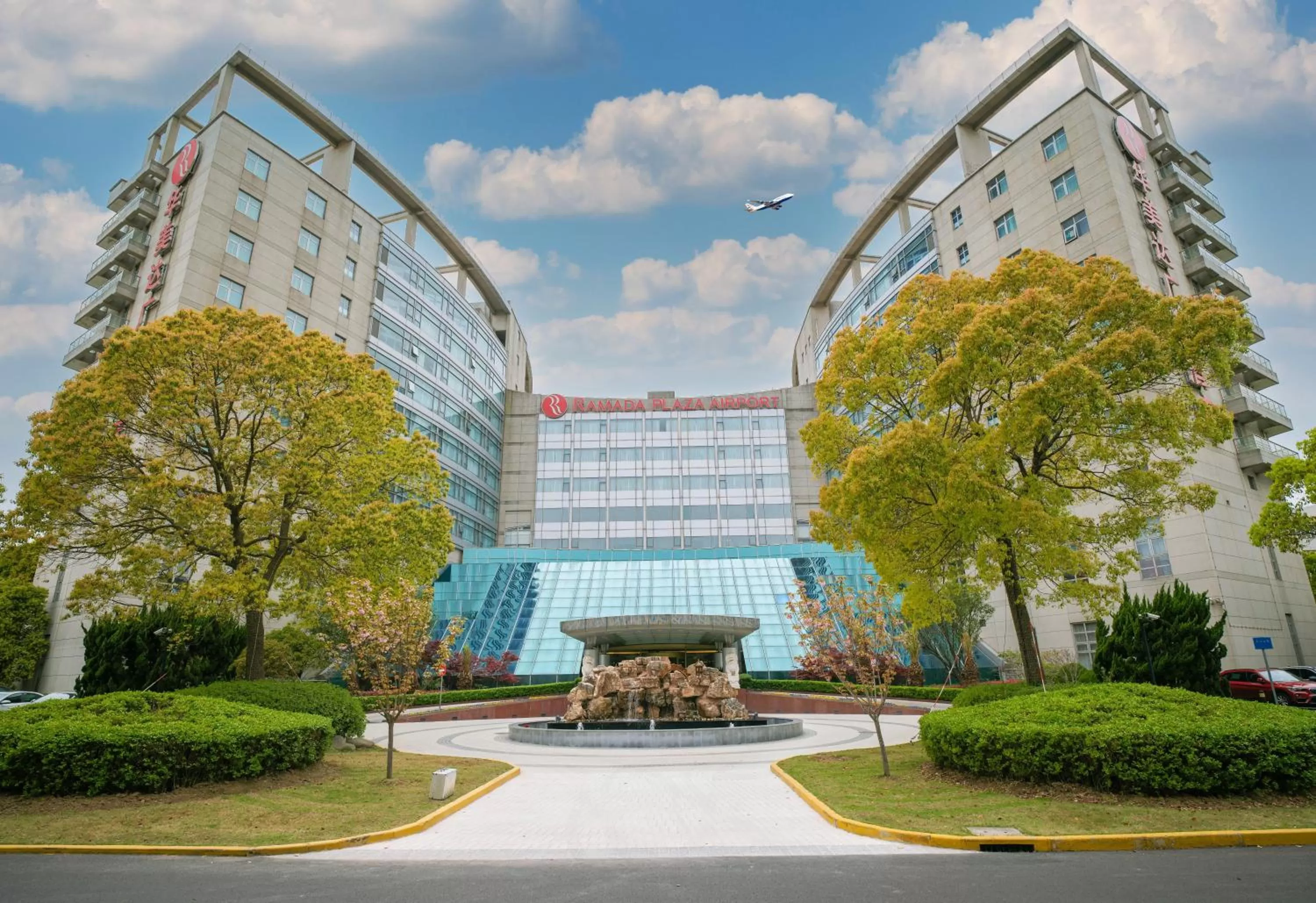 Ramada Plaza Shanghai Pudong Airport - 3 mins to PVG depature floor & check entrance with hotel shuttle