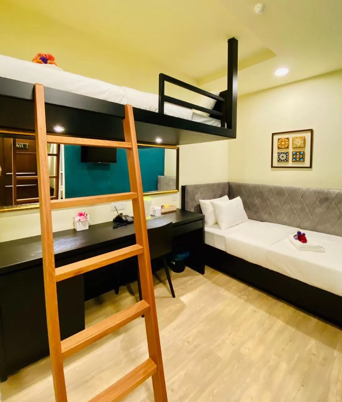 Bedroom, Bed in Bishop Hotel