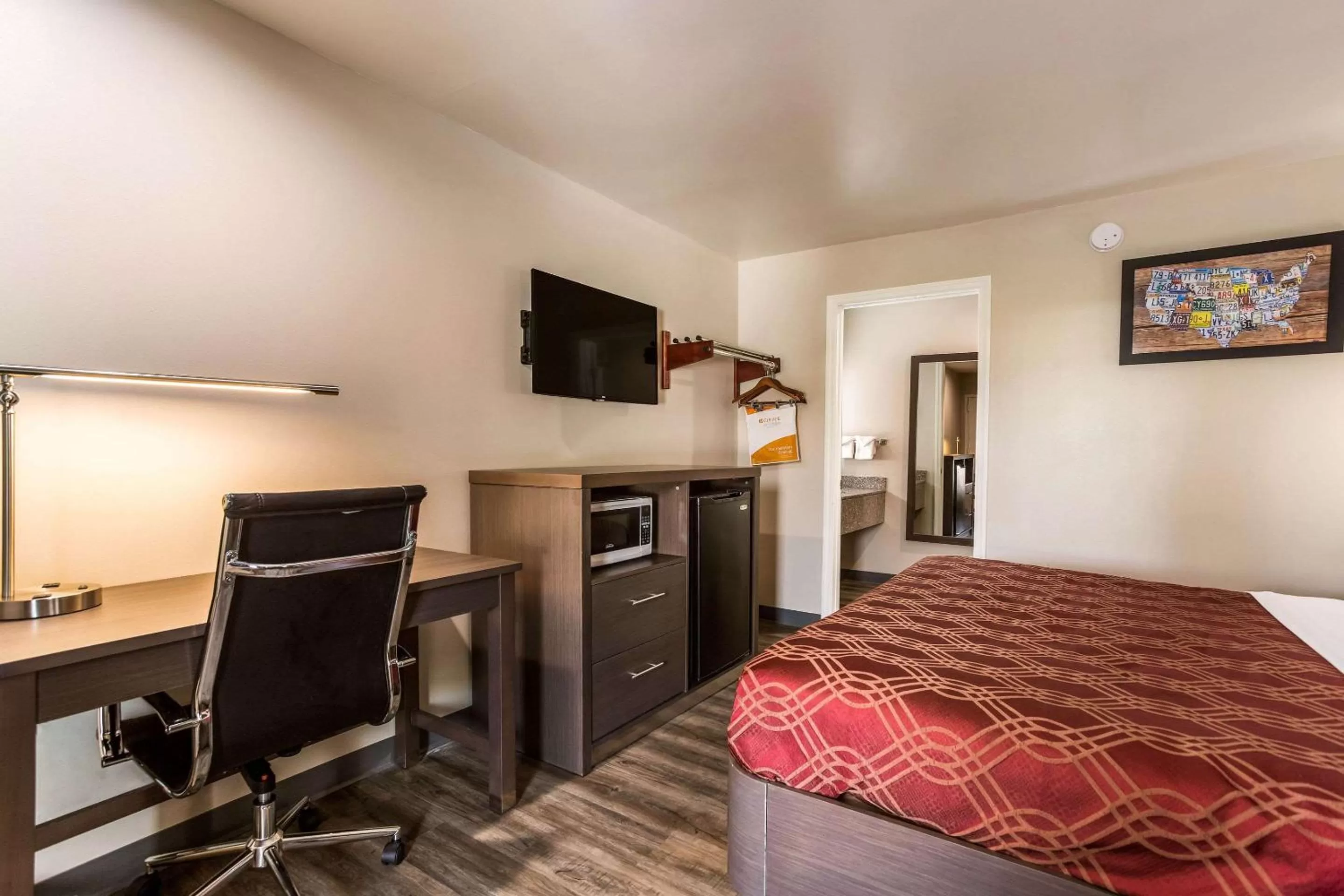 Photo of the whole room, Bed in Econo Lodge Inn & Suites Murfreesboro Shopping District