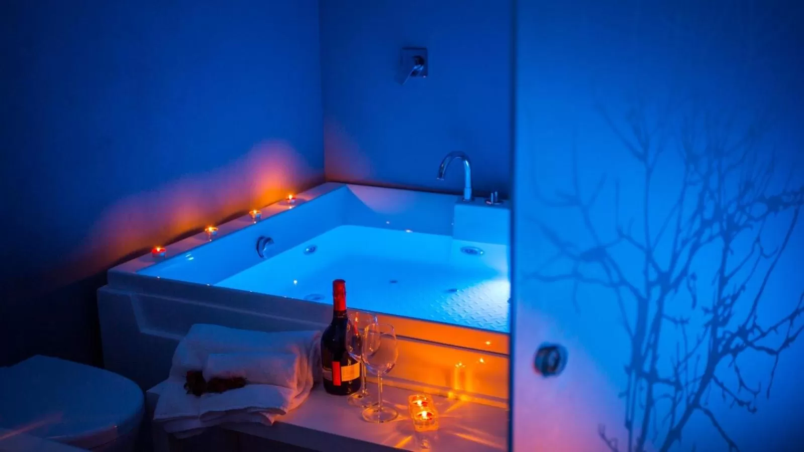 Hot Tub in ETNEA 208 LUXURY JACUZZI SUITE Catania