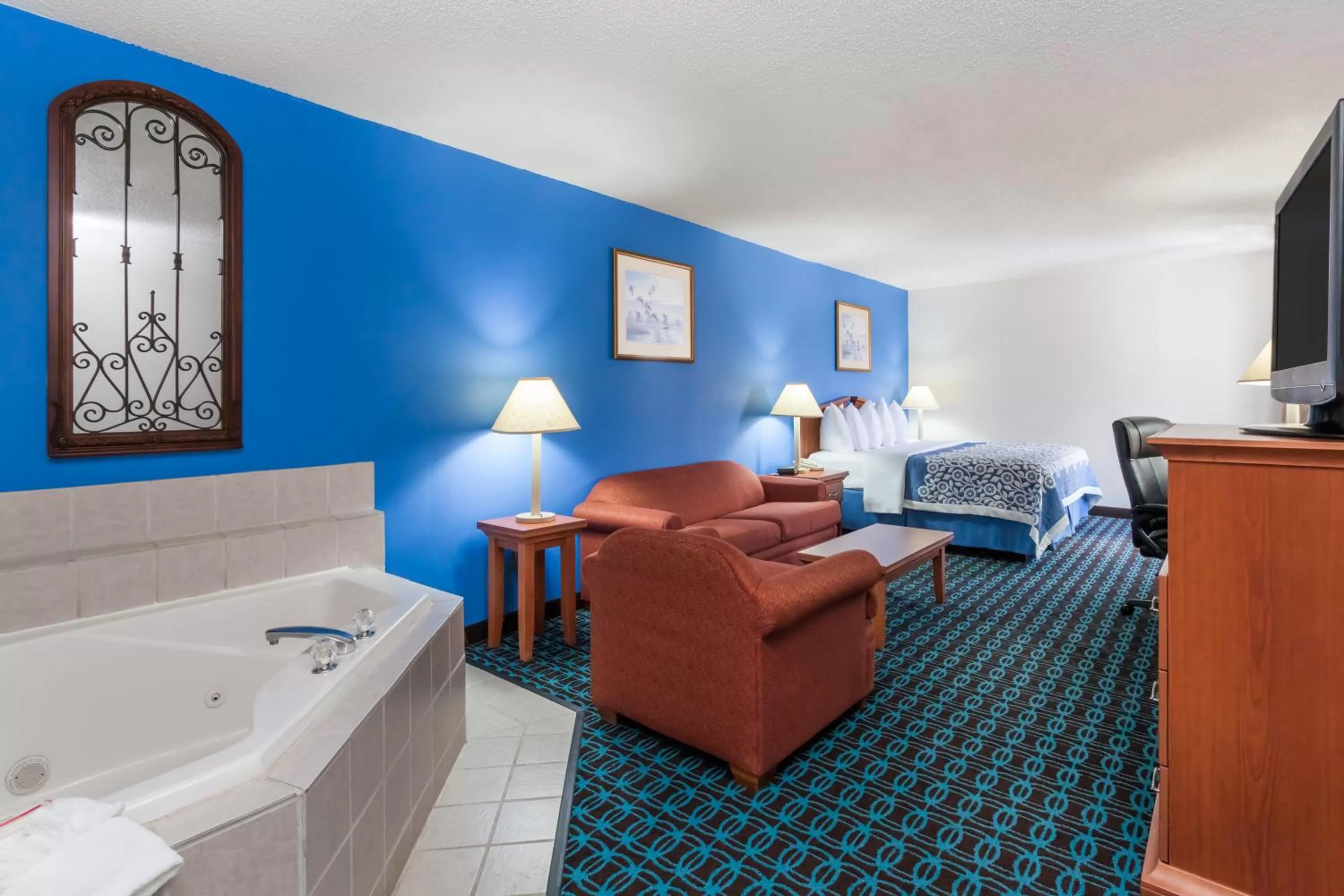Hot Tub, Bed in Days Inn & Suites by Wyndham Cambridge