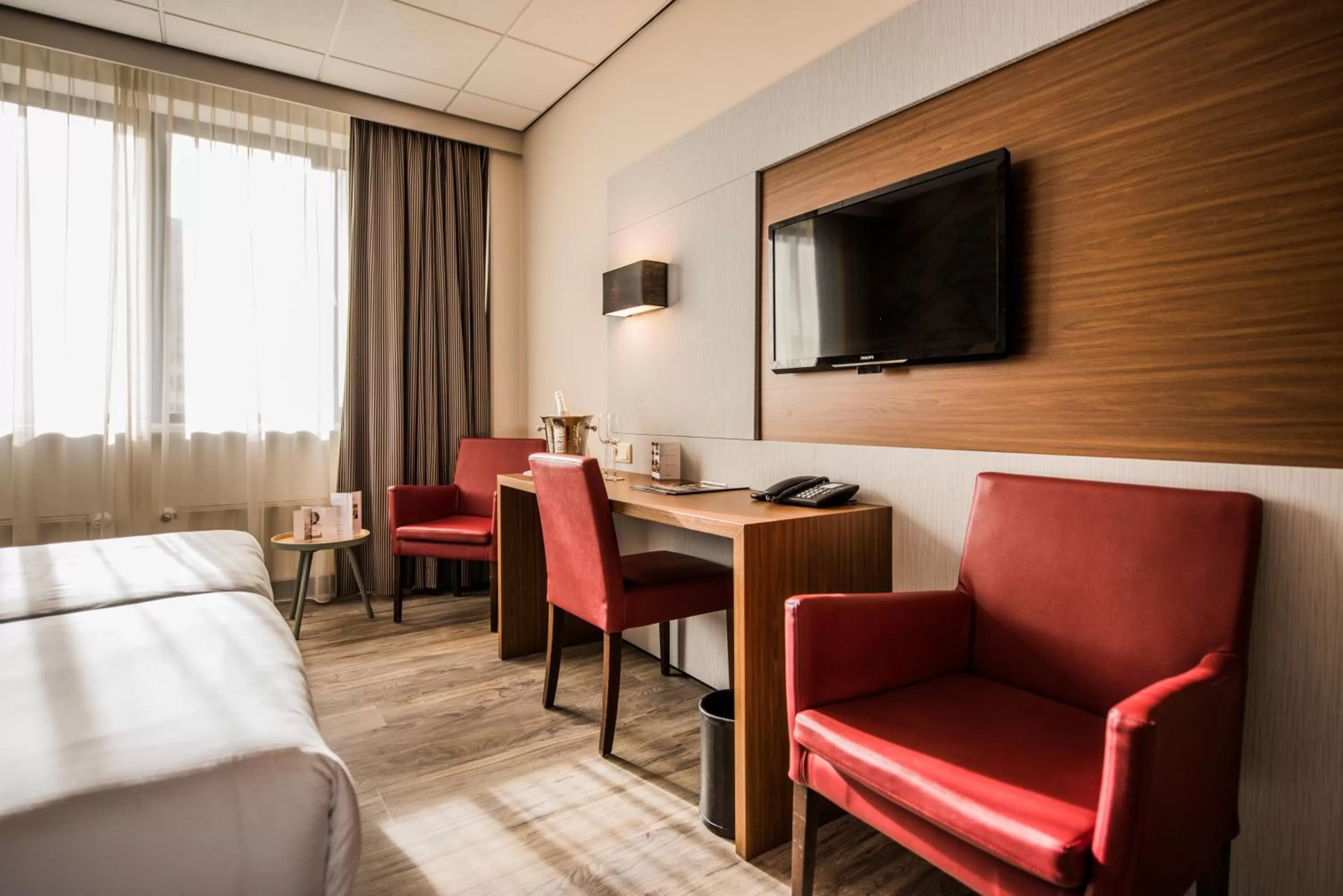 TV and multimedia, Bed in Tulip Inn Leiden Centre