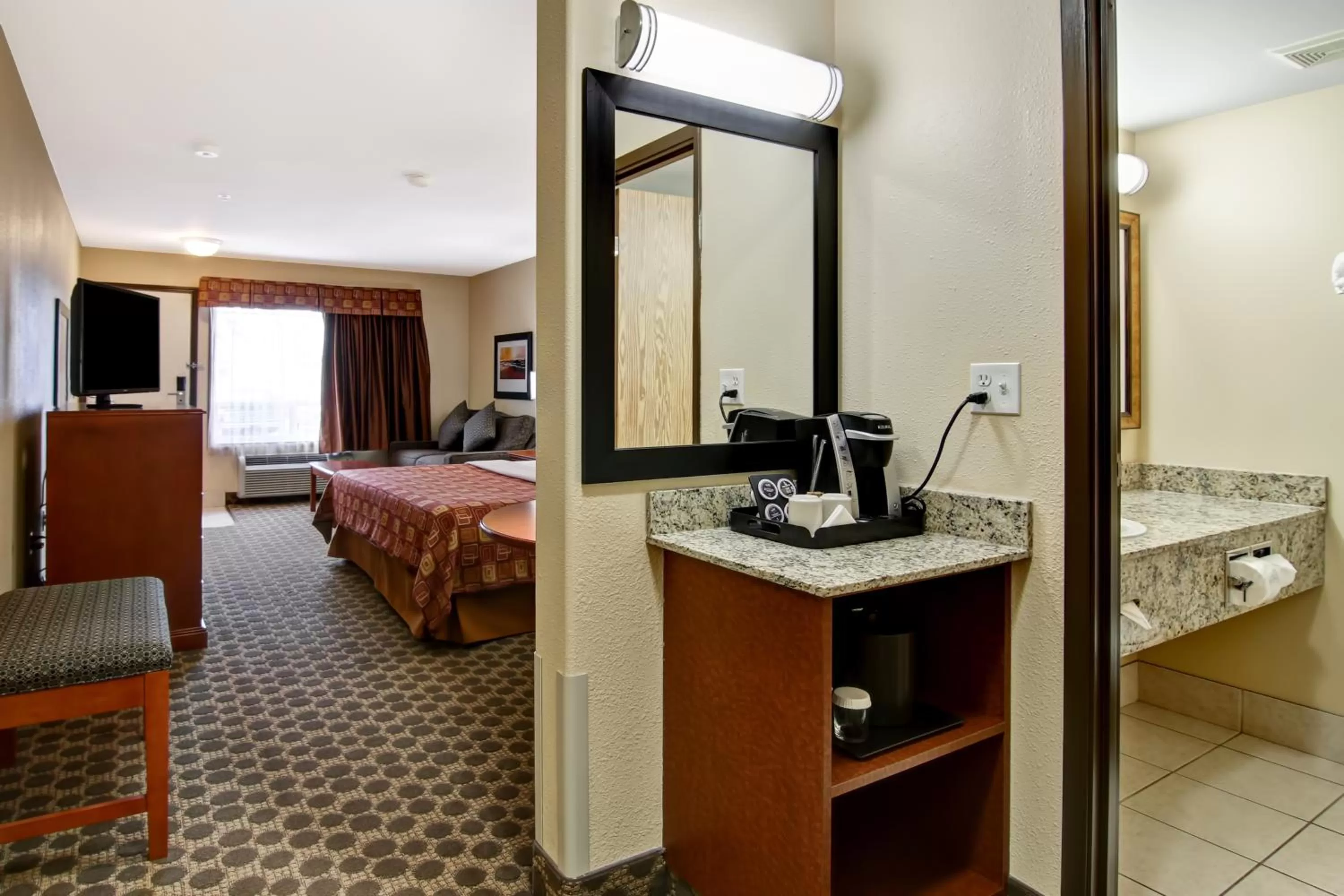 Photo of the whole room, Bed in Canalta Rocky Mountain House