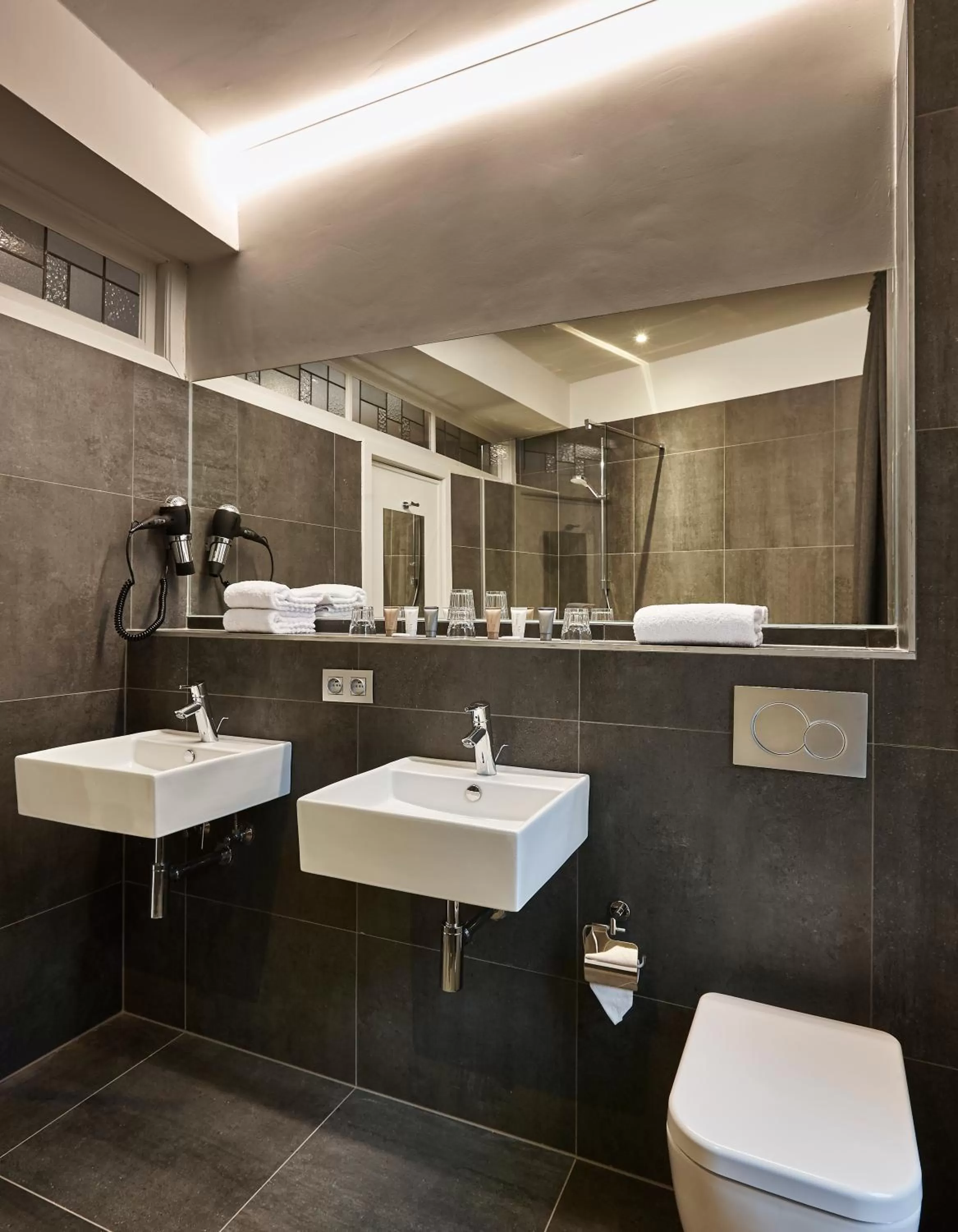 Toilet in Hotel Monsieur Ernest