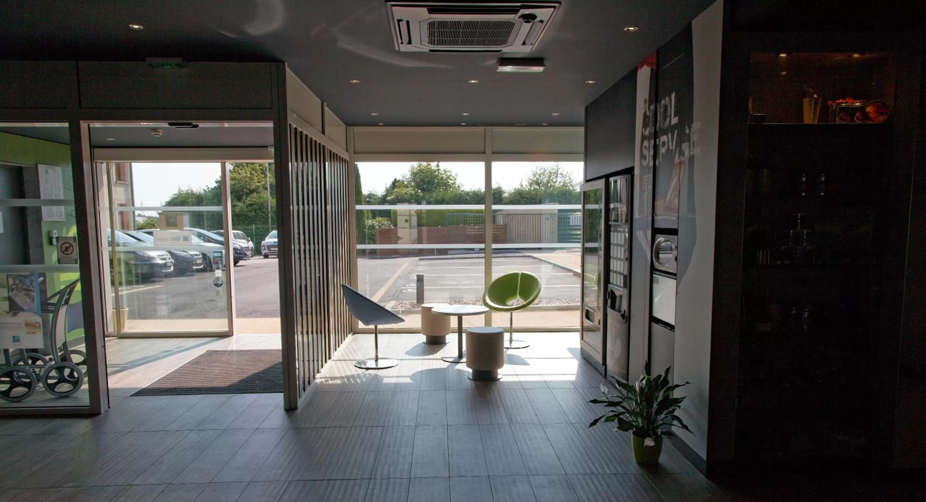 Lobby or reception in ibis budget Cherbourg - La Glacerie