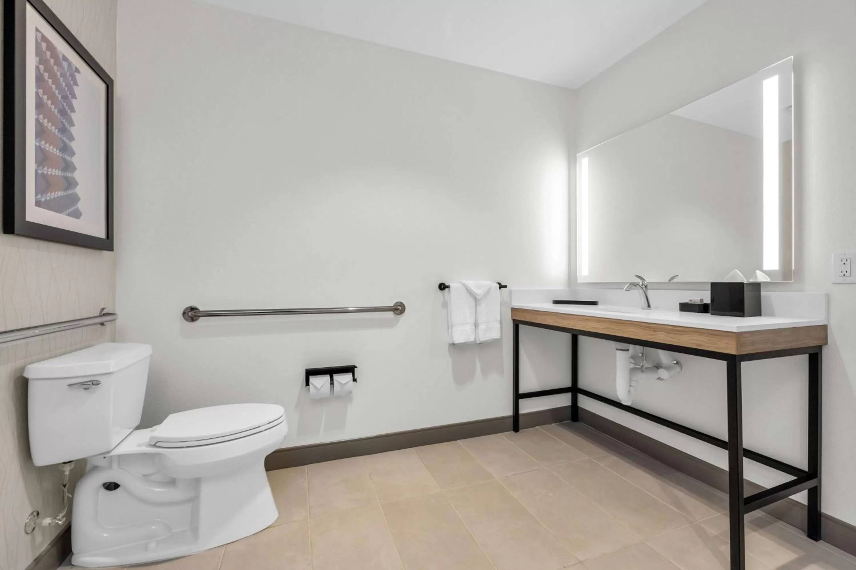 Bathroom in La Quinta Inn & Suites by Wyndham San Jose Airport-Downtown