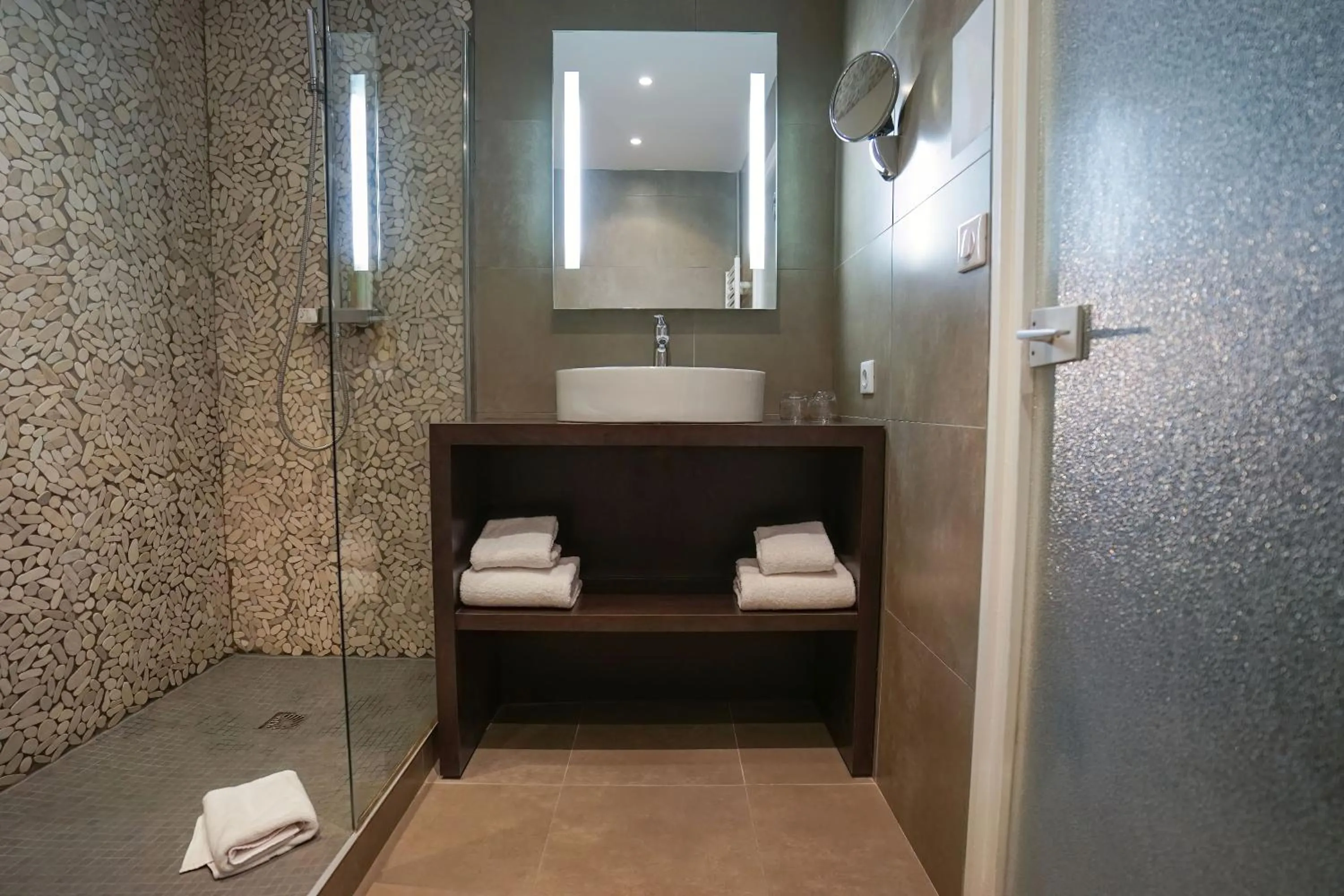 Shower in Quintessia